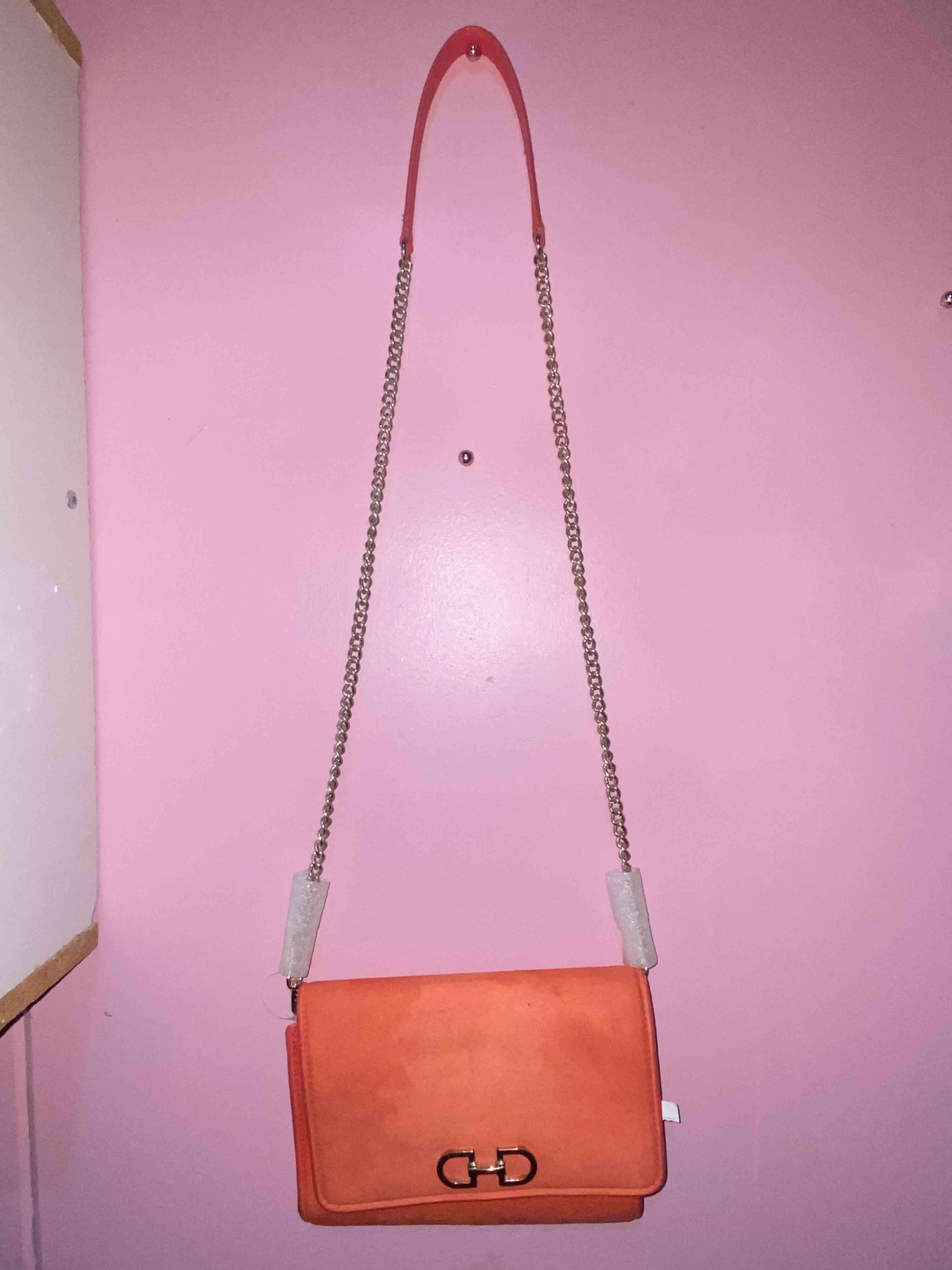 Cartera naranja con cadena dorada - miniatura 3