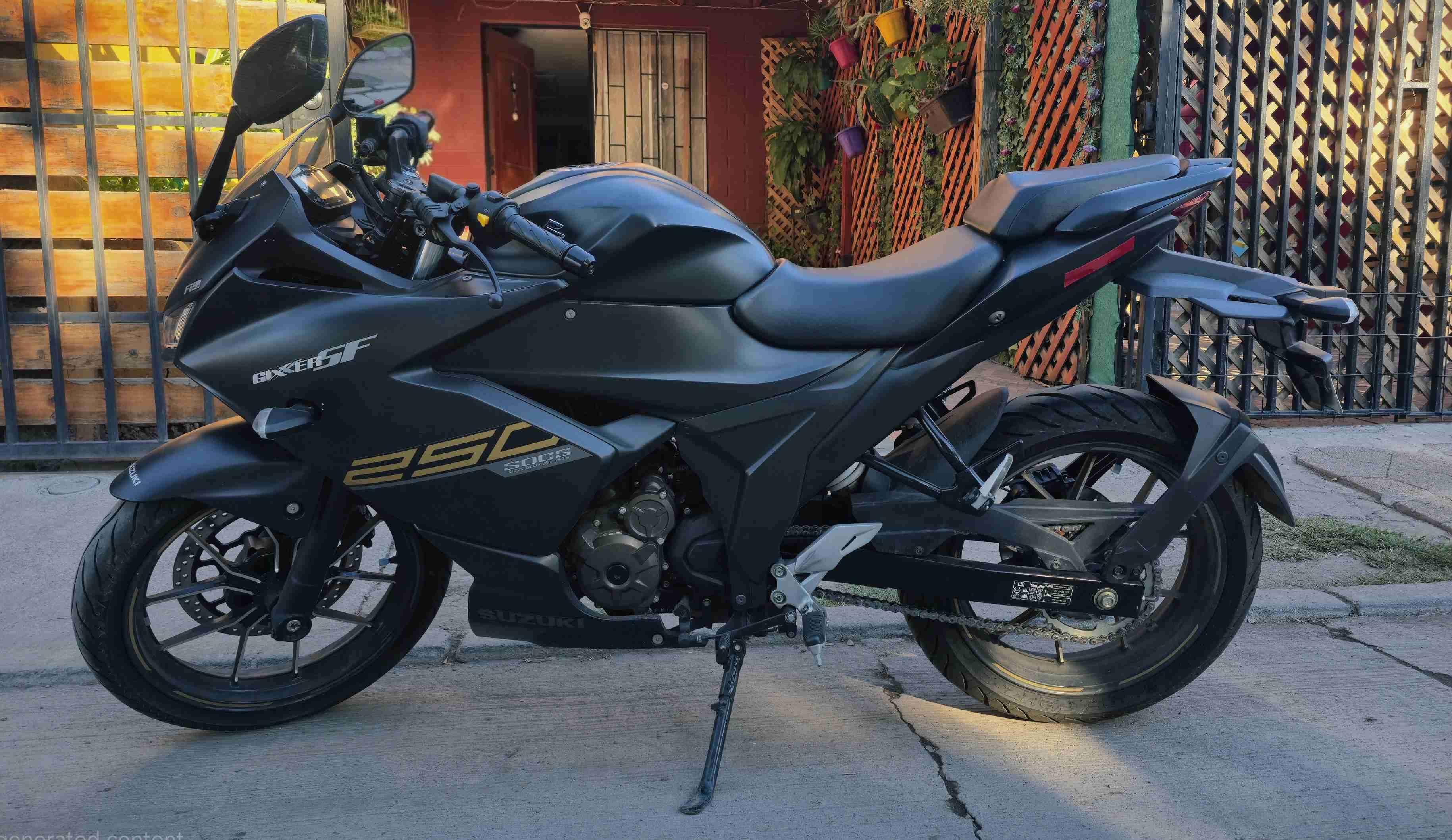 Suzuki GSX 250 FI 2022 negra - miniatura 2