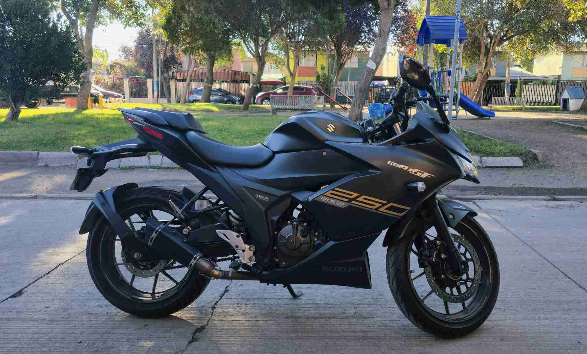 Suzuki GSX 250 FI 2022 negra - miniatura 4