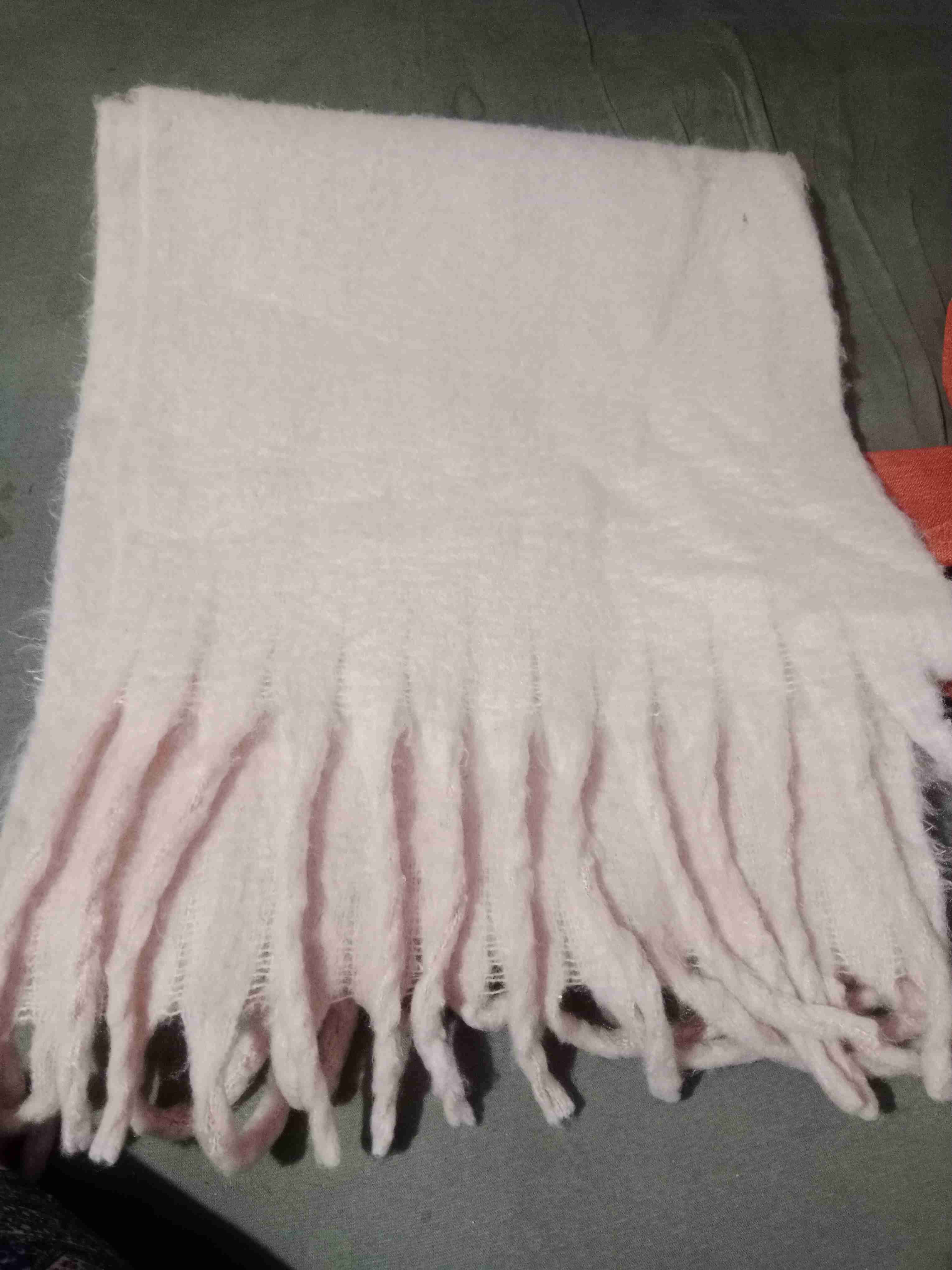 Bufanda rosada con flecos