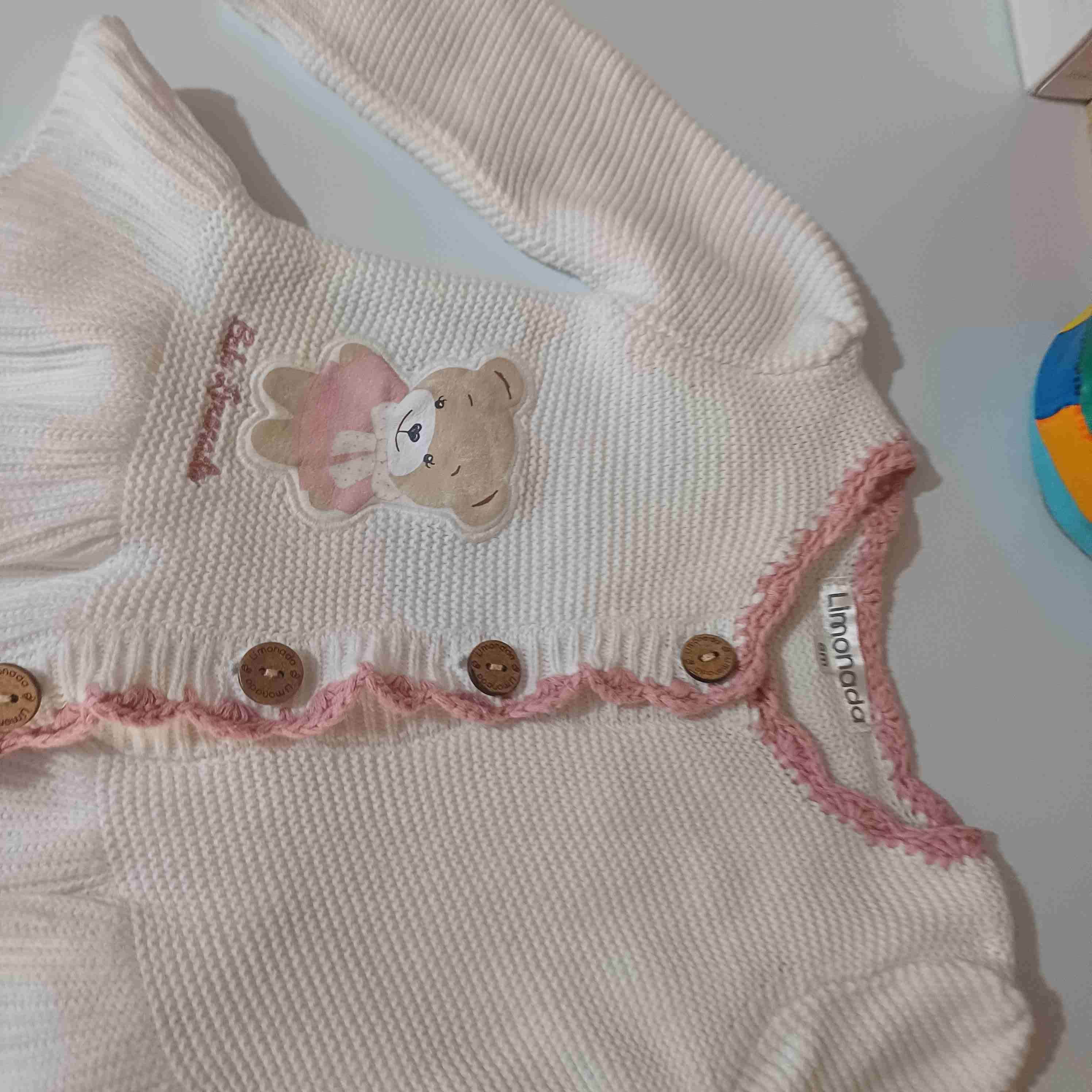 Chaleco de bebé blanco con diseño - miniatura 2