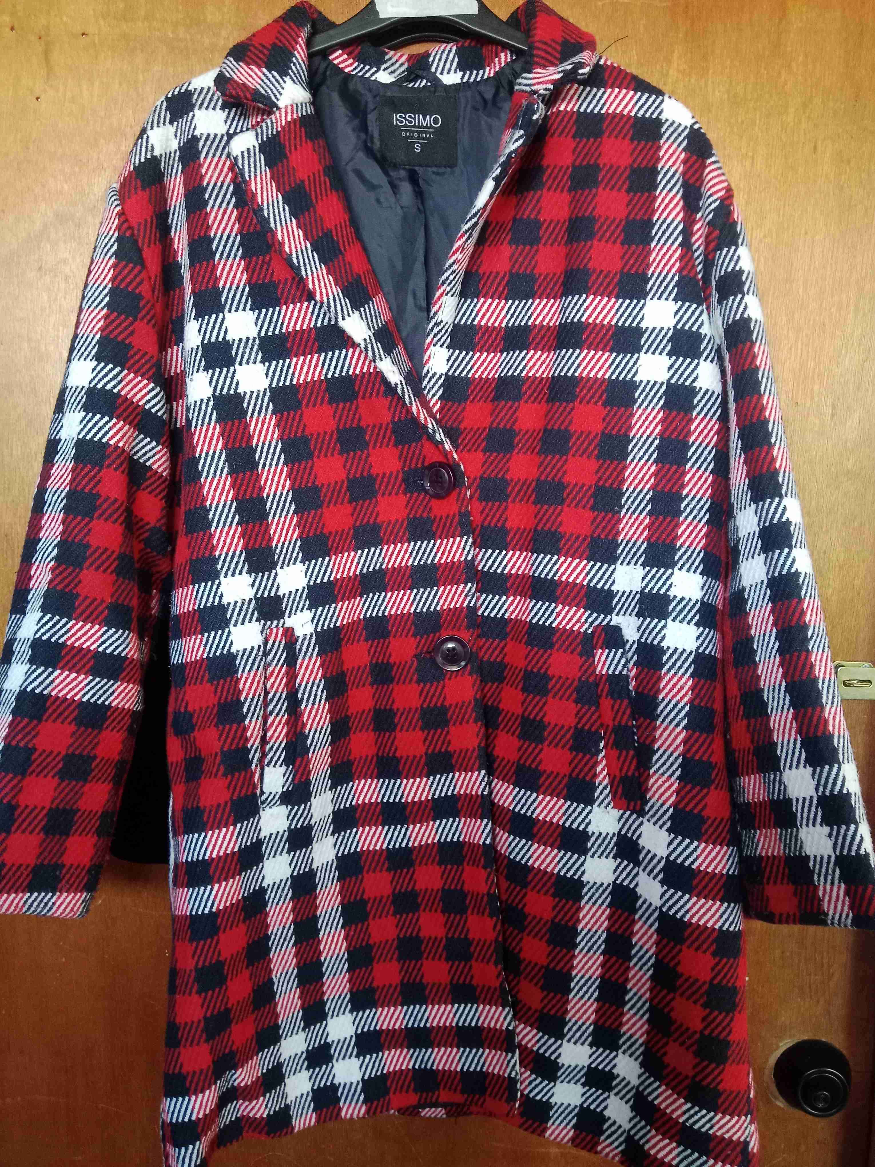 Abrigo a cuadros rojo y negro