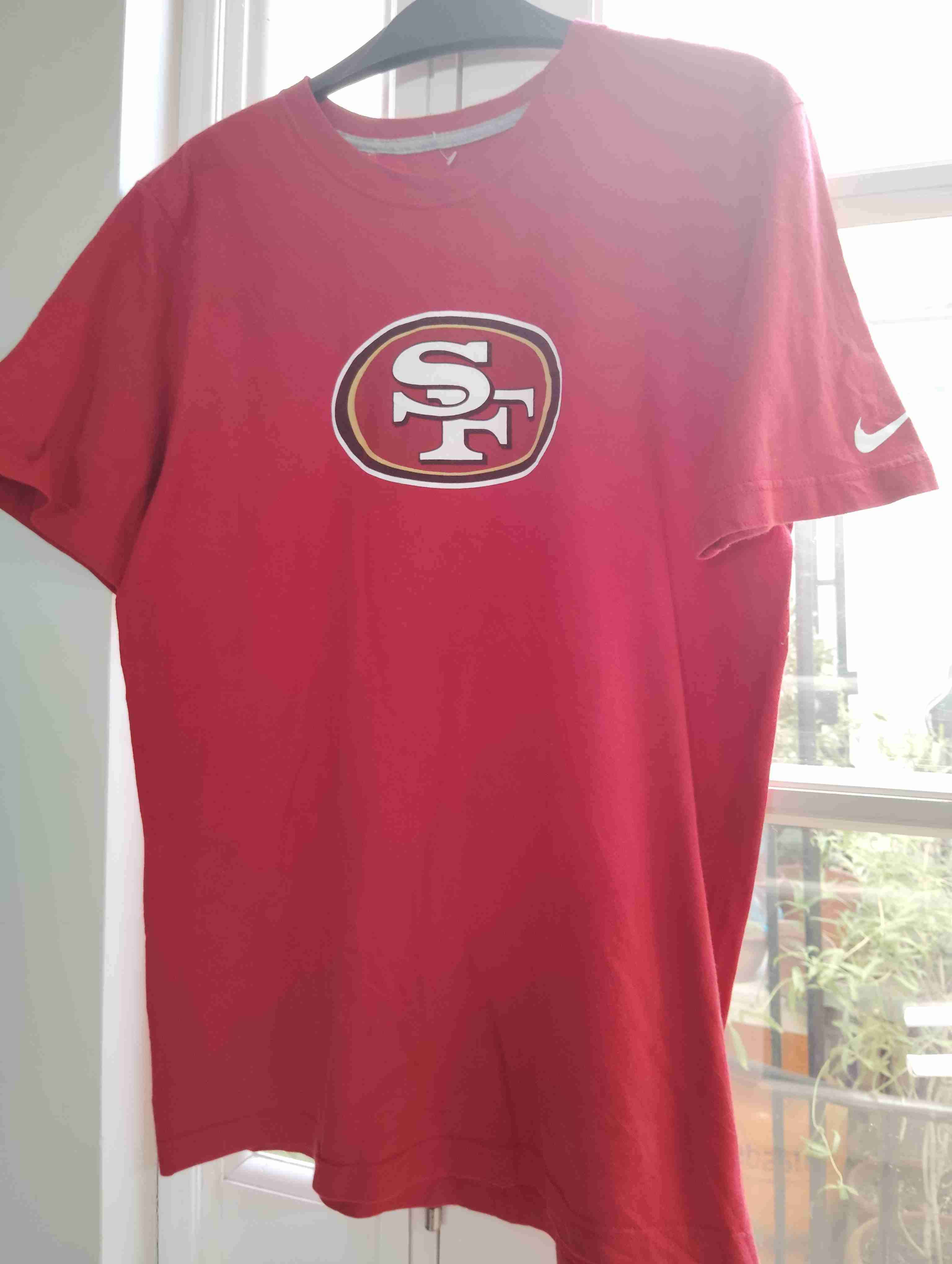 Polera roja con logo SF - miniatura 1