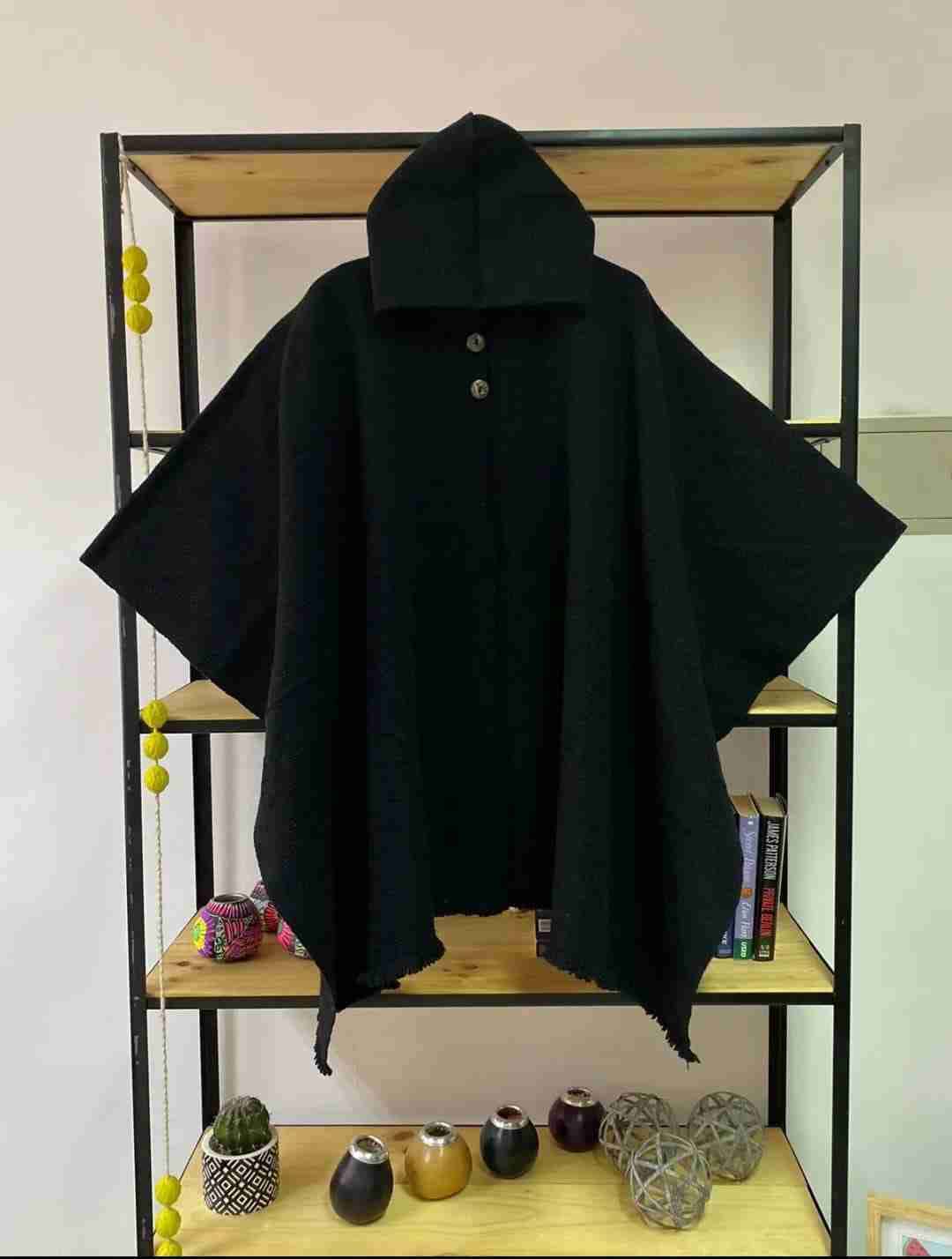 Poncho negro con capucha - miniatura 1