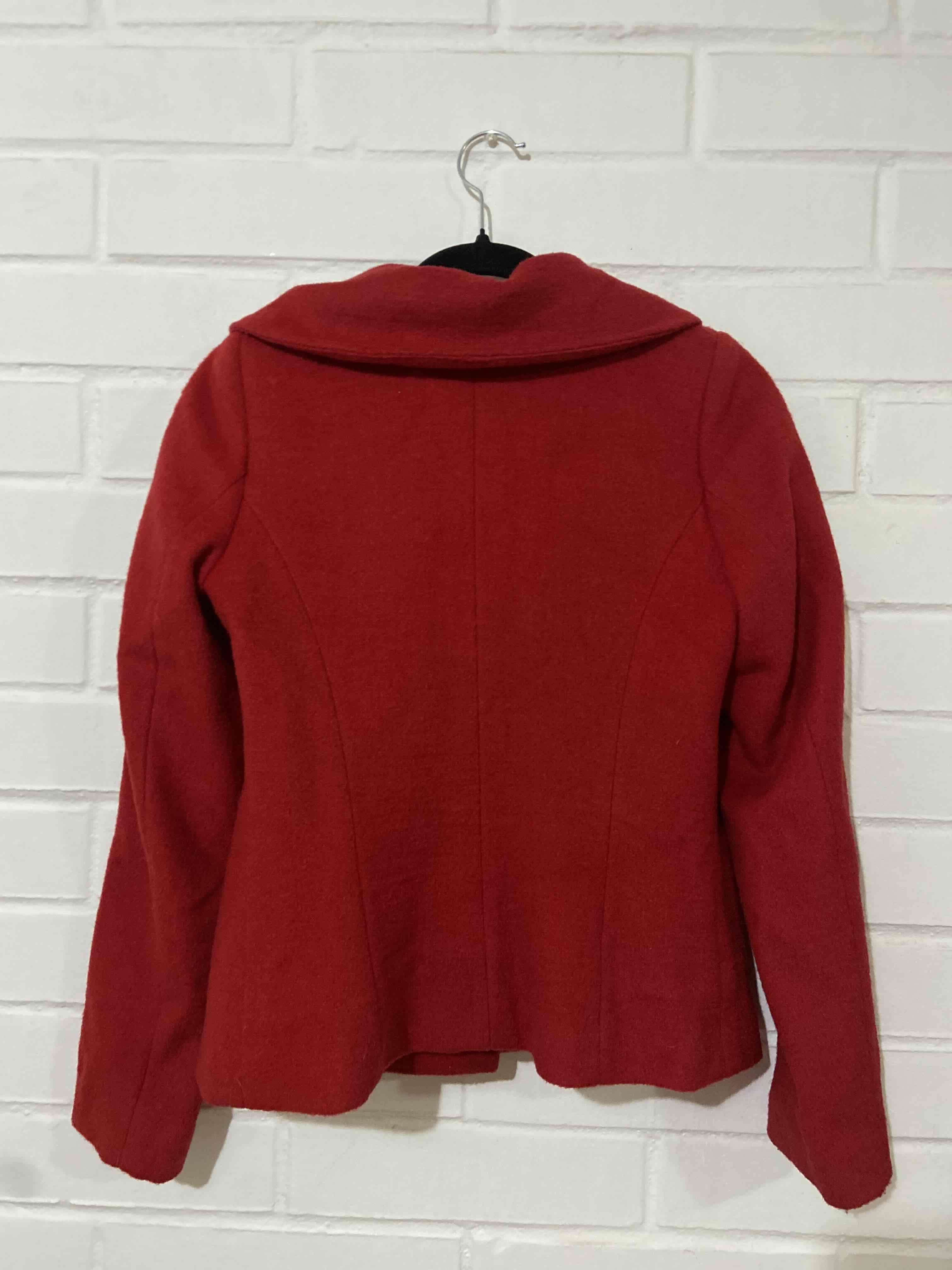 Chaqueta o abrigo corto rojo elegante - miniatura 2