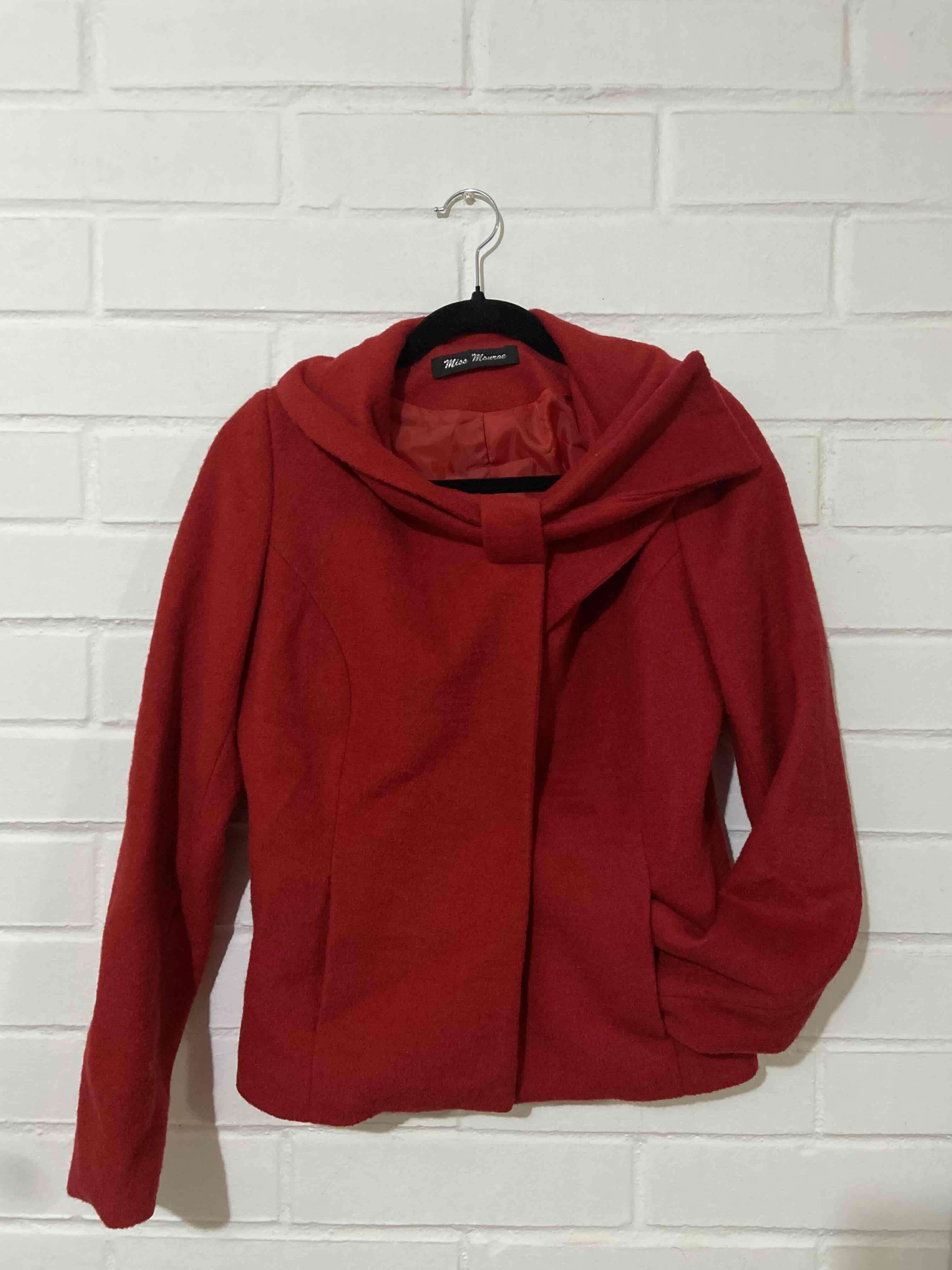 Chaqueta o abrigo corto rojo elegante - miniatura 3