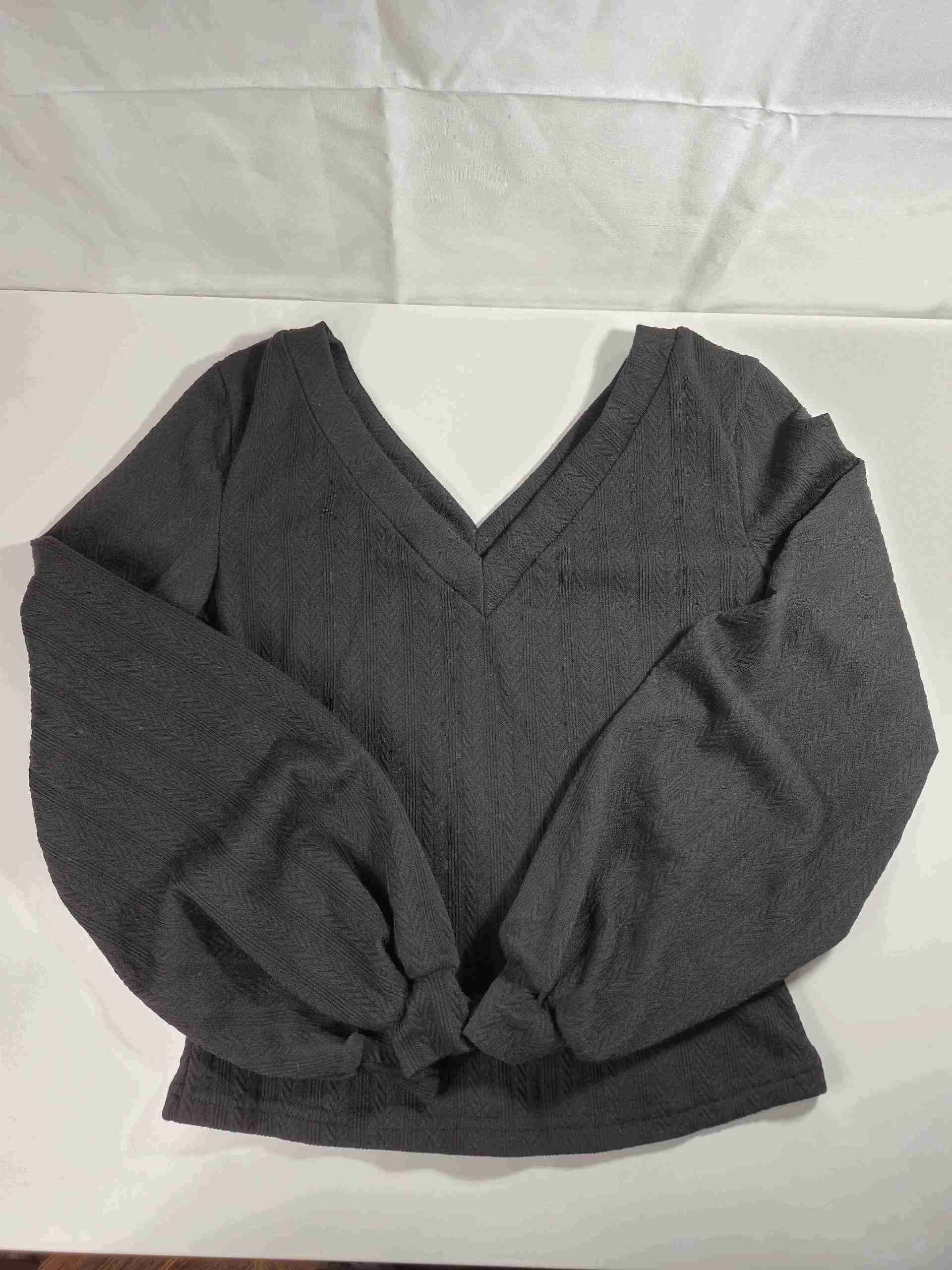 Suéter negro con cuello en V talla S - miniatura 3