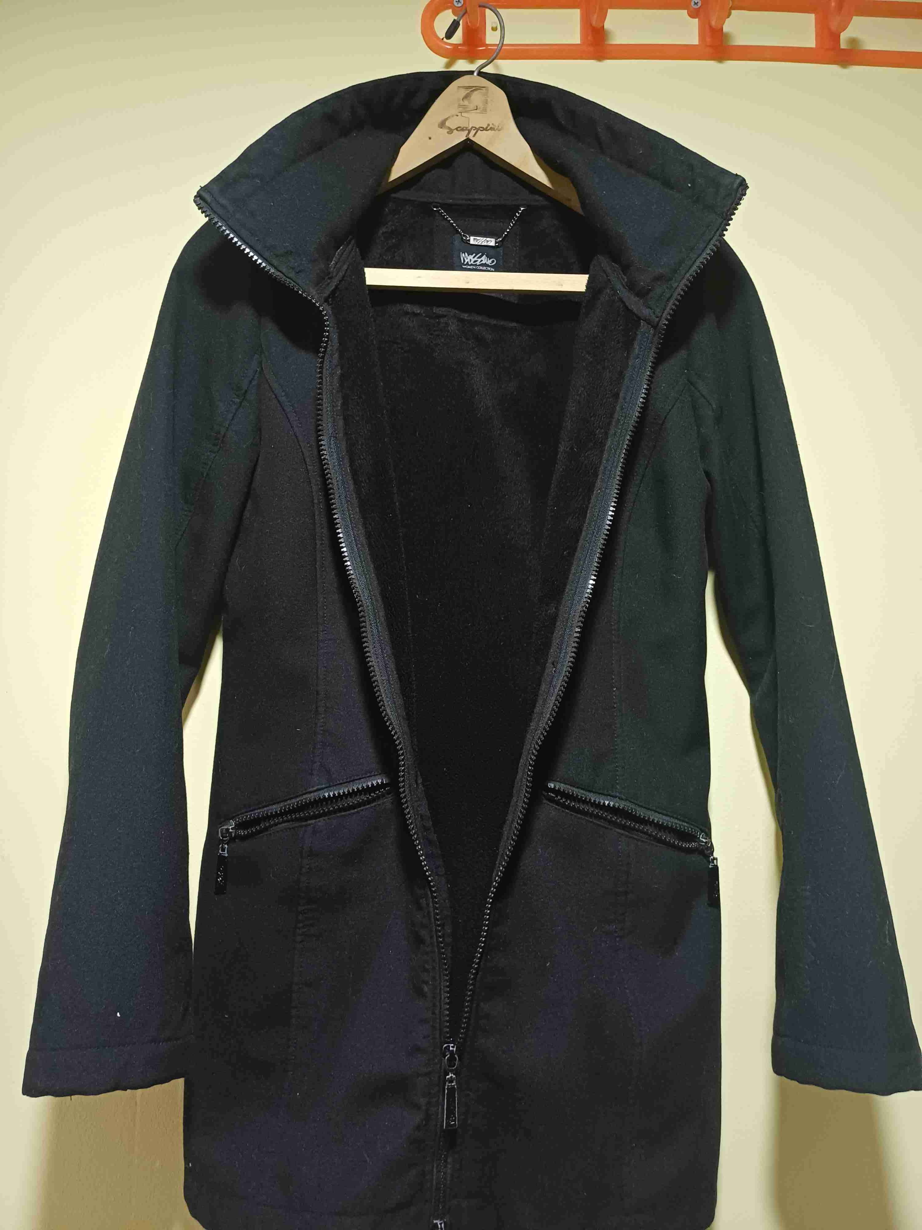 Abrigo negro con capucha - miniatura 2