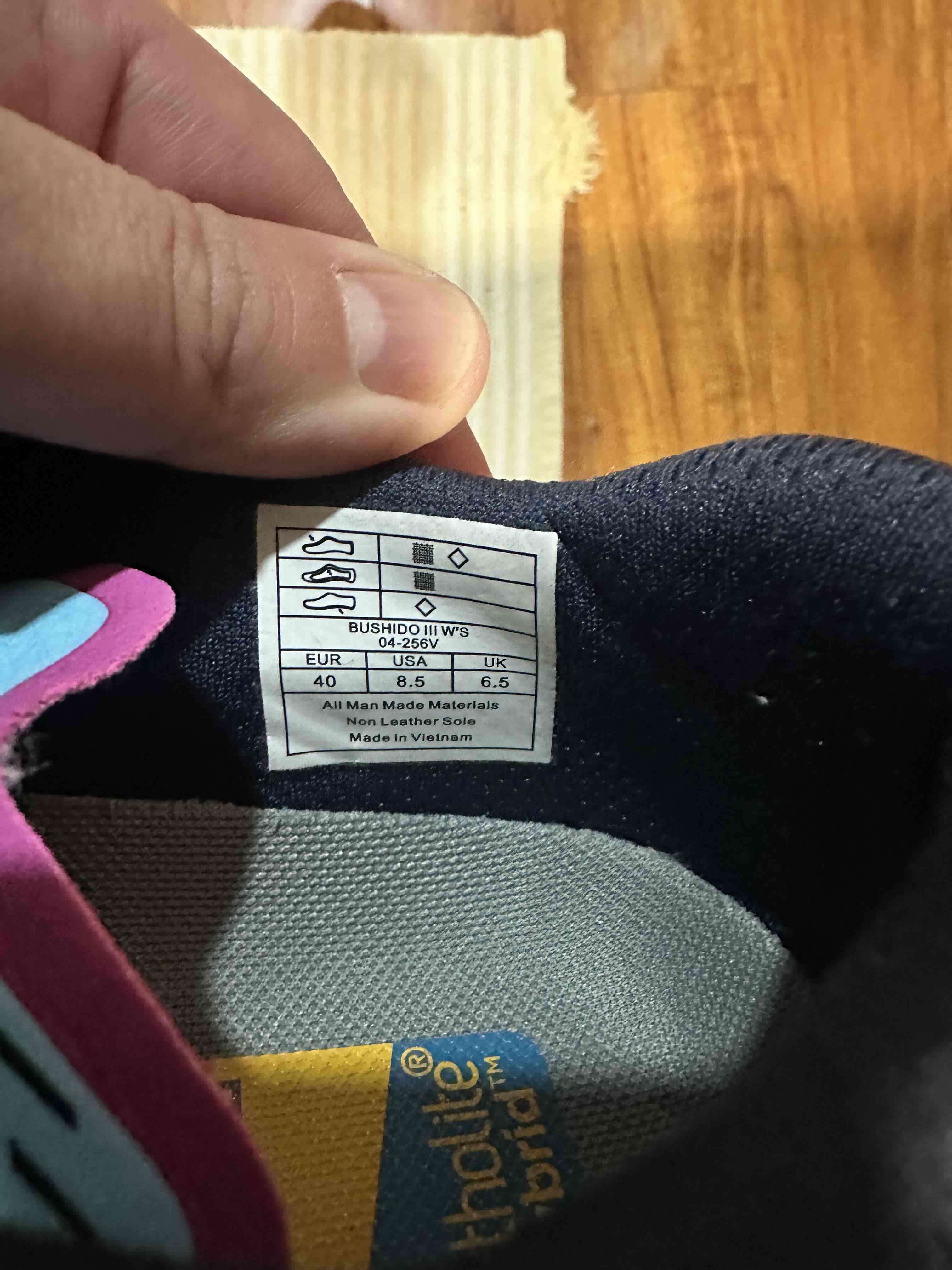 Zapatillas La Sportiva blancas y rosadas - miniatura 2