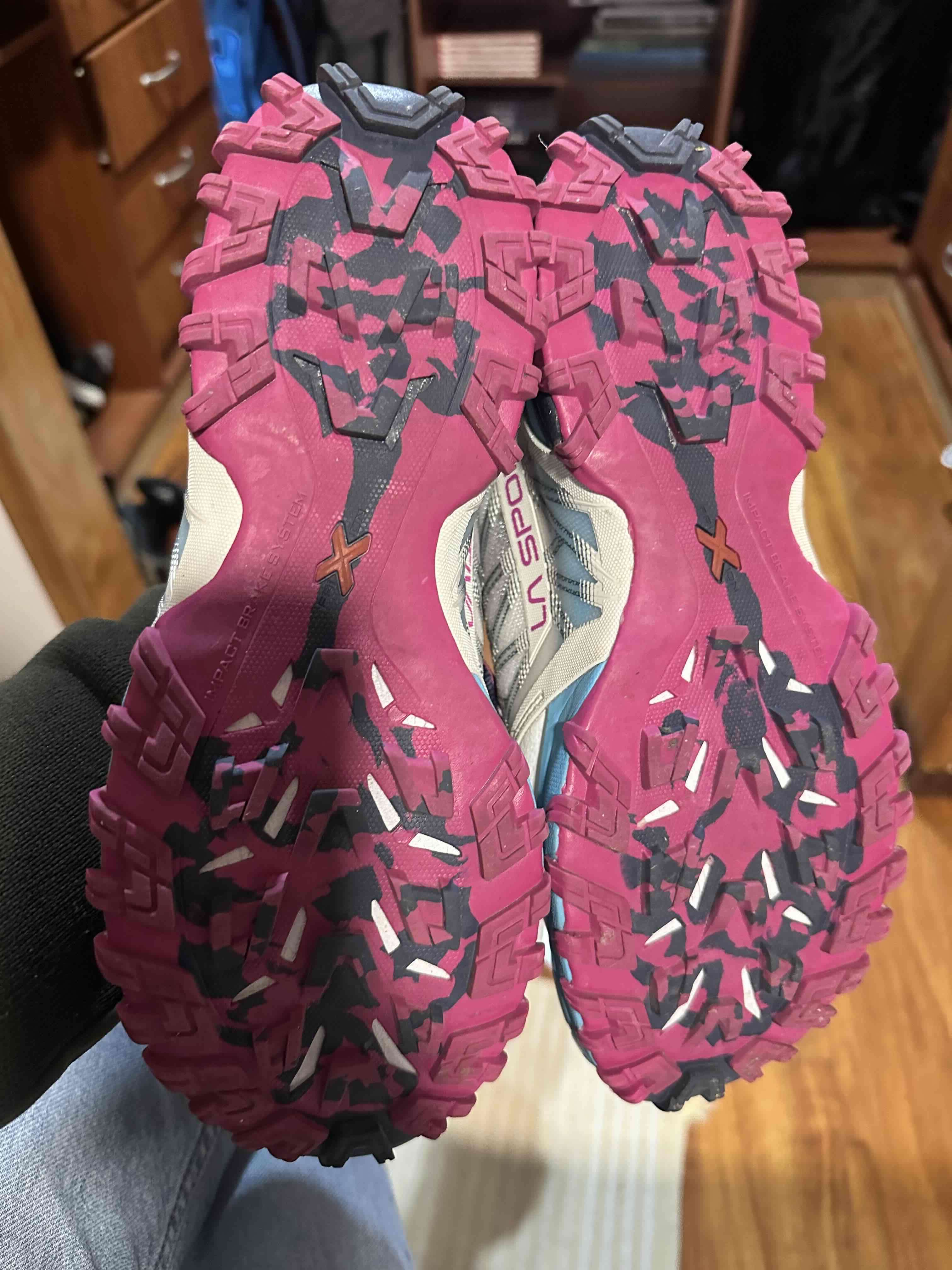 Zapatillas La Sportiva blancas y rosadas - miniatura 3