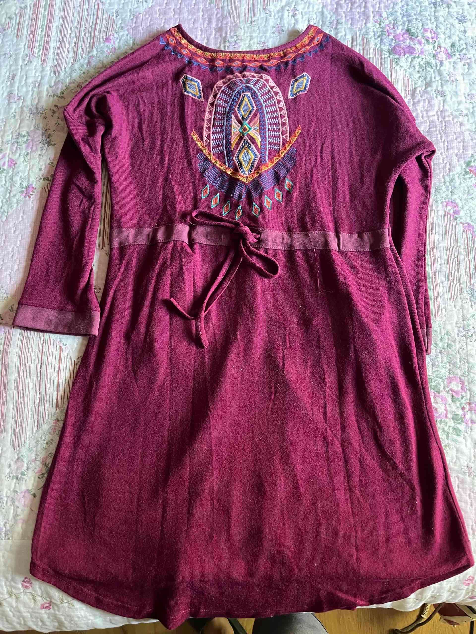 Vestido morado con diseño étnico - miniatura 2