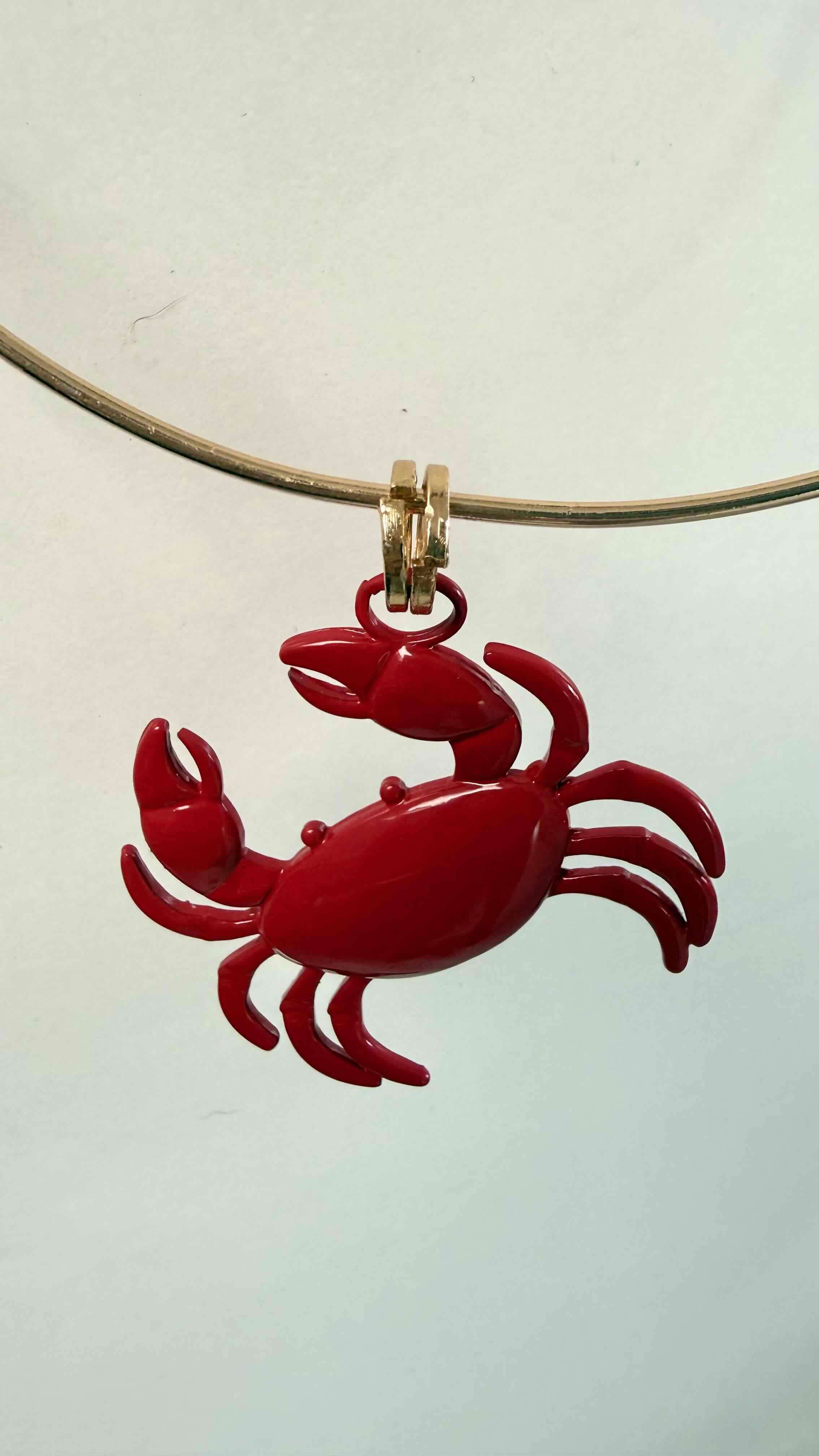 Collar dorado con dije de cangrejo - miniatura 2