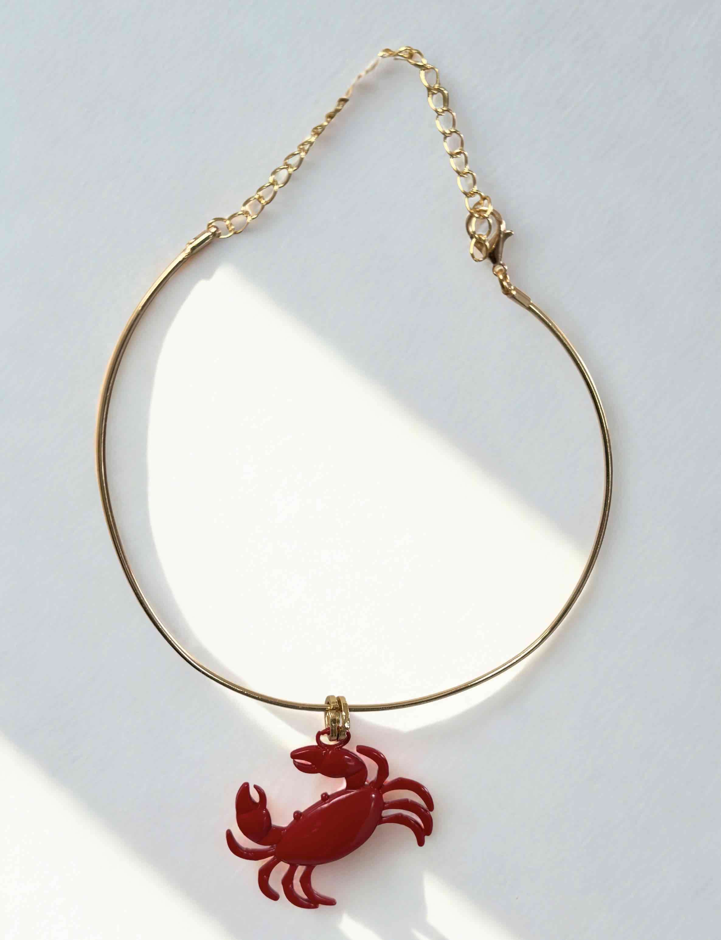 Collar dorado con dije de cangrejo - miniatura 3