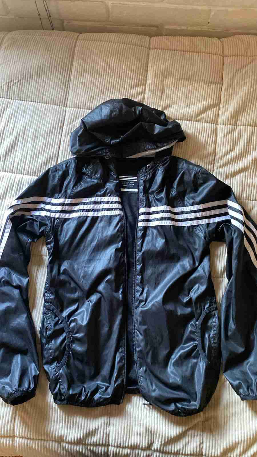 Cortaviento negro con capucha - miniatura 1