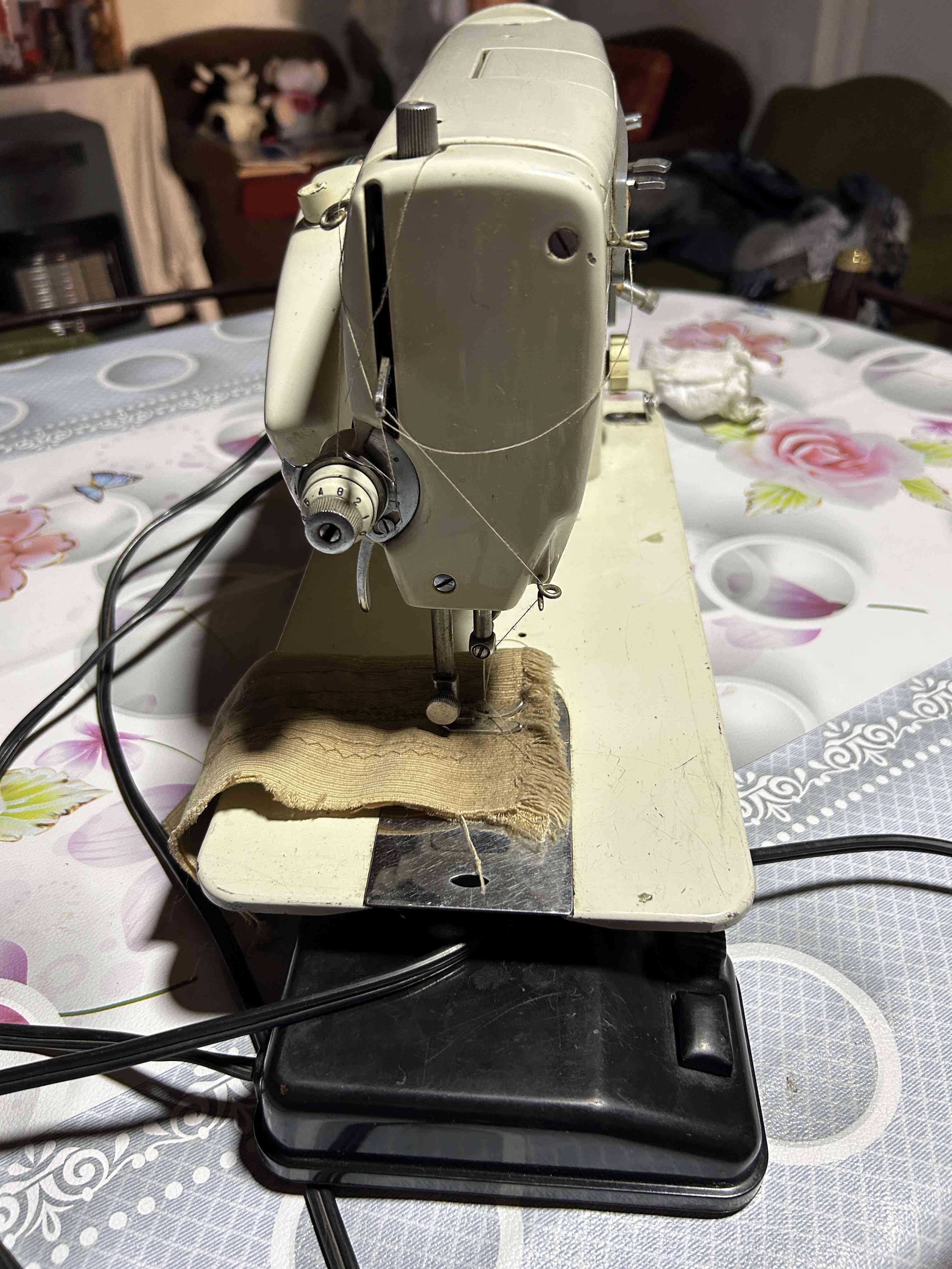 Máquina de coser Singer vintage - miniatura 2