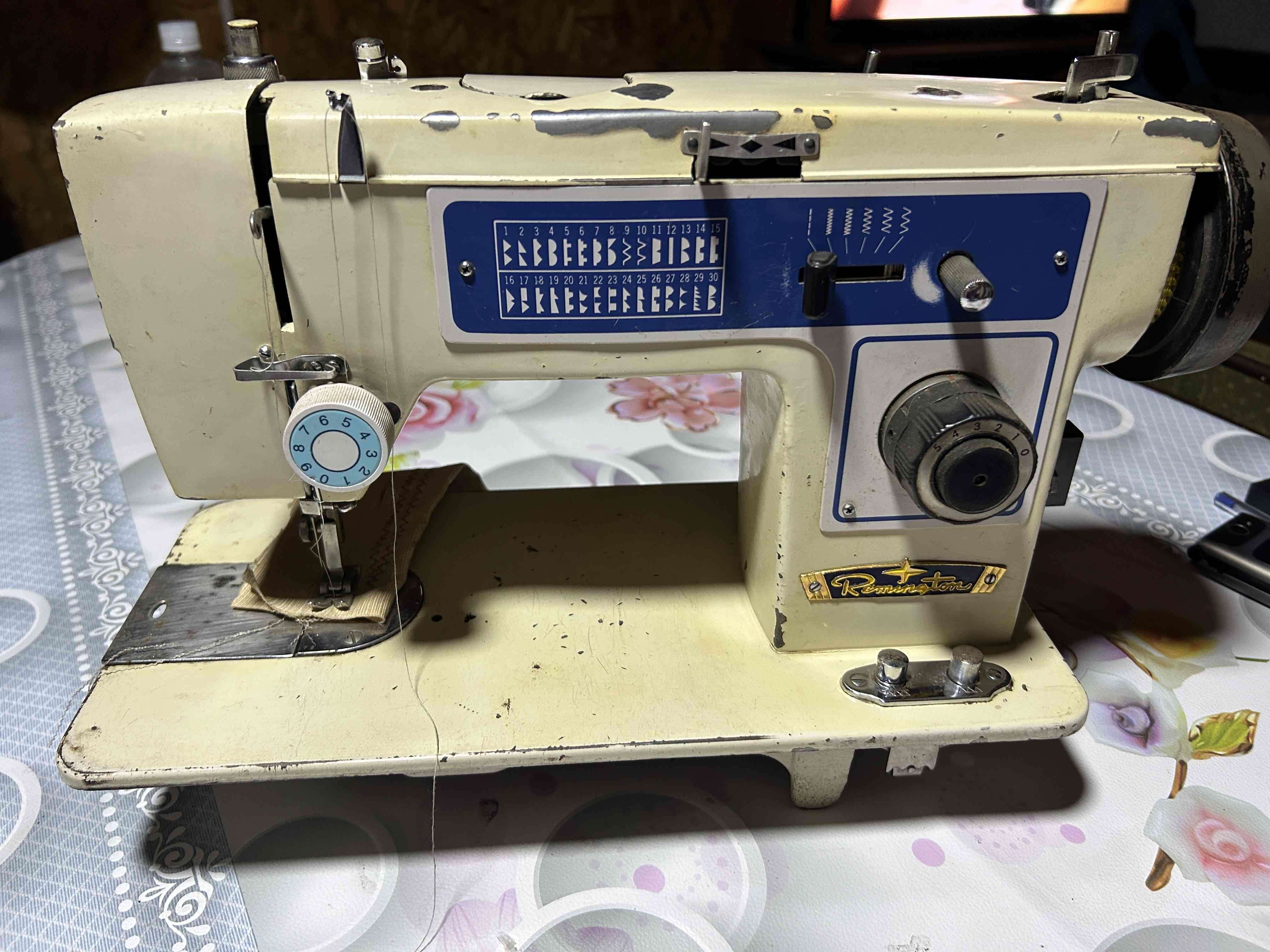 Máquina de coser vintage beige - miniatura 2