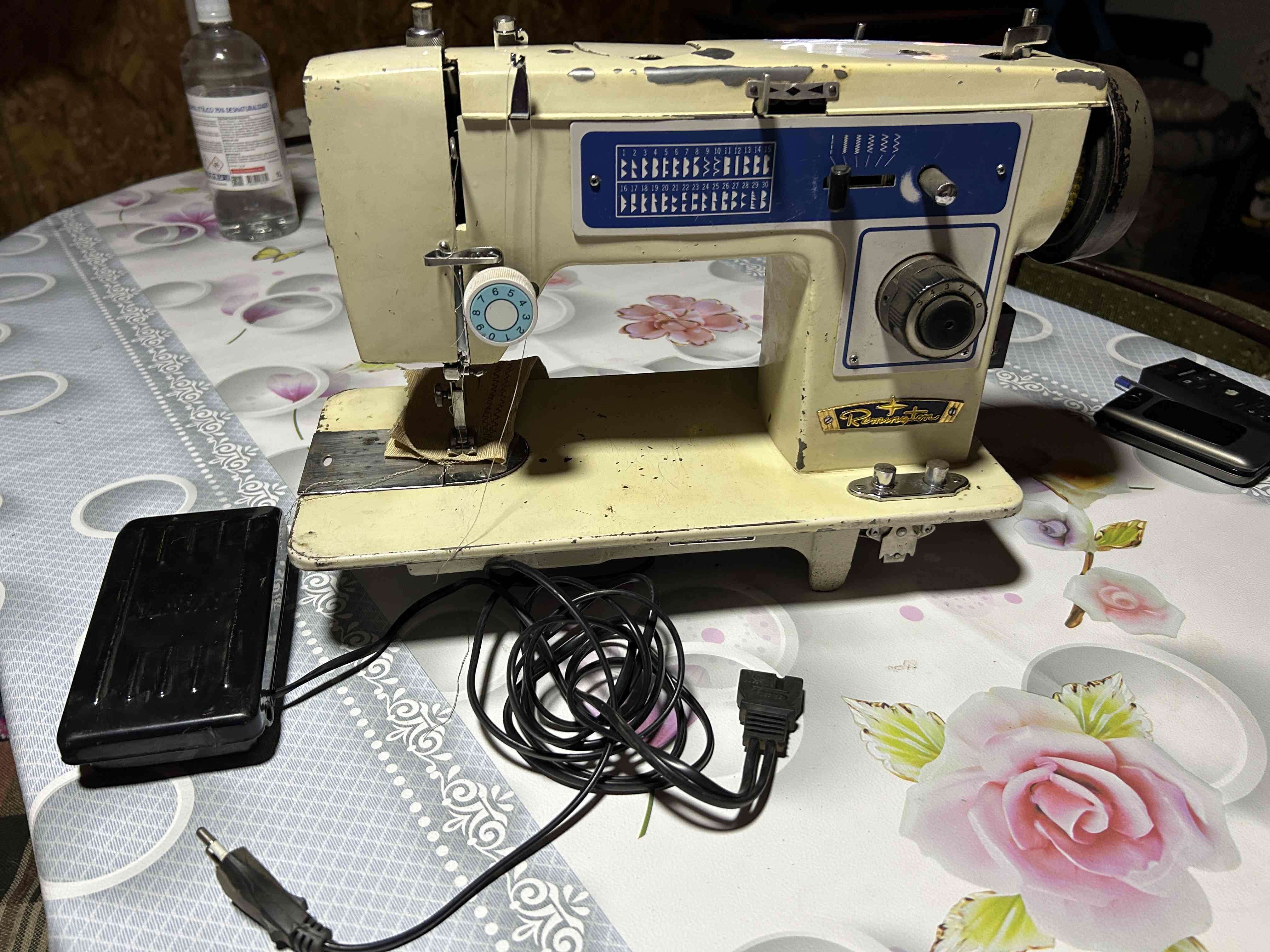 Máquina de coser vintage beige - miniatura 3