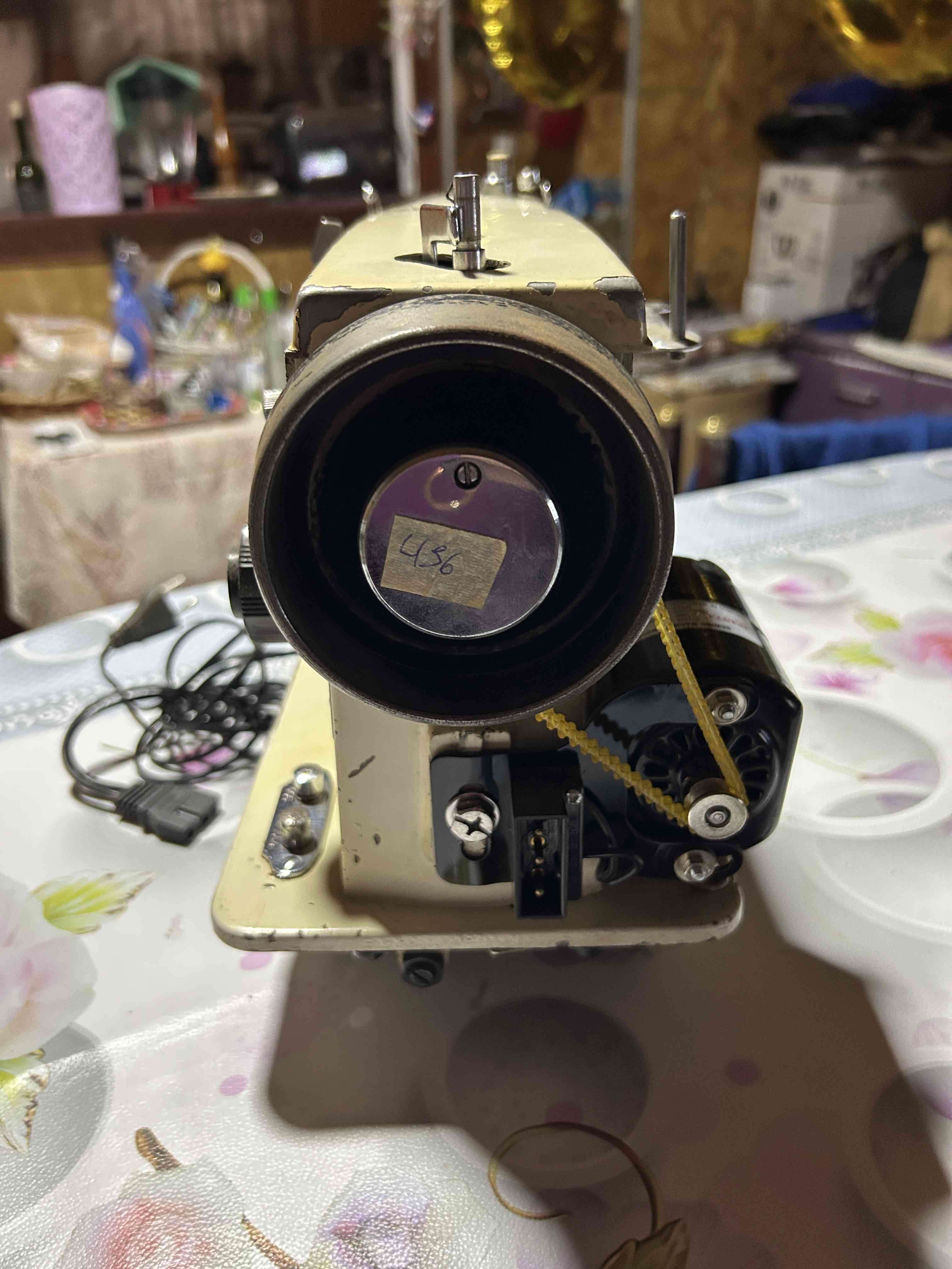 Máquina de coser vintage beige - miniatura 4