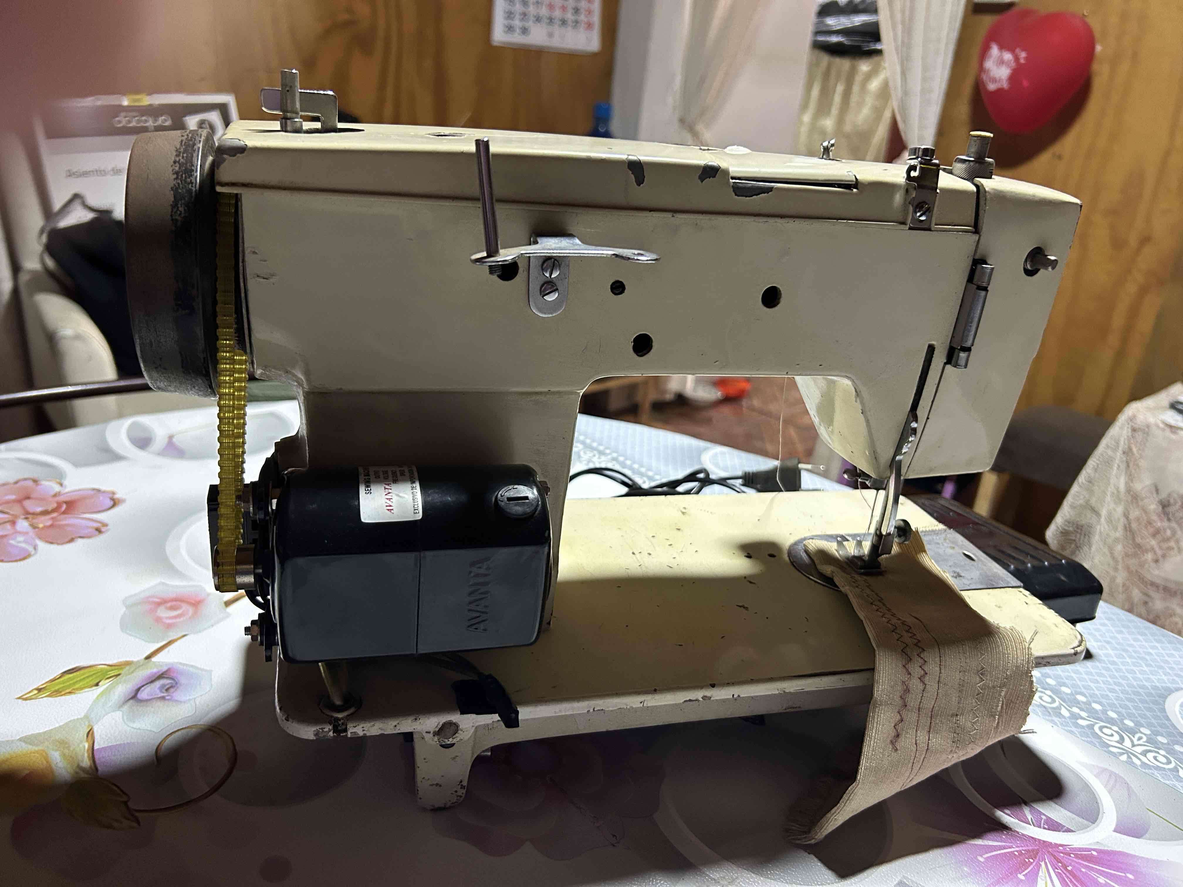 Máquina de coser vintage beige - miniatura 5