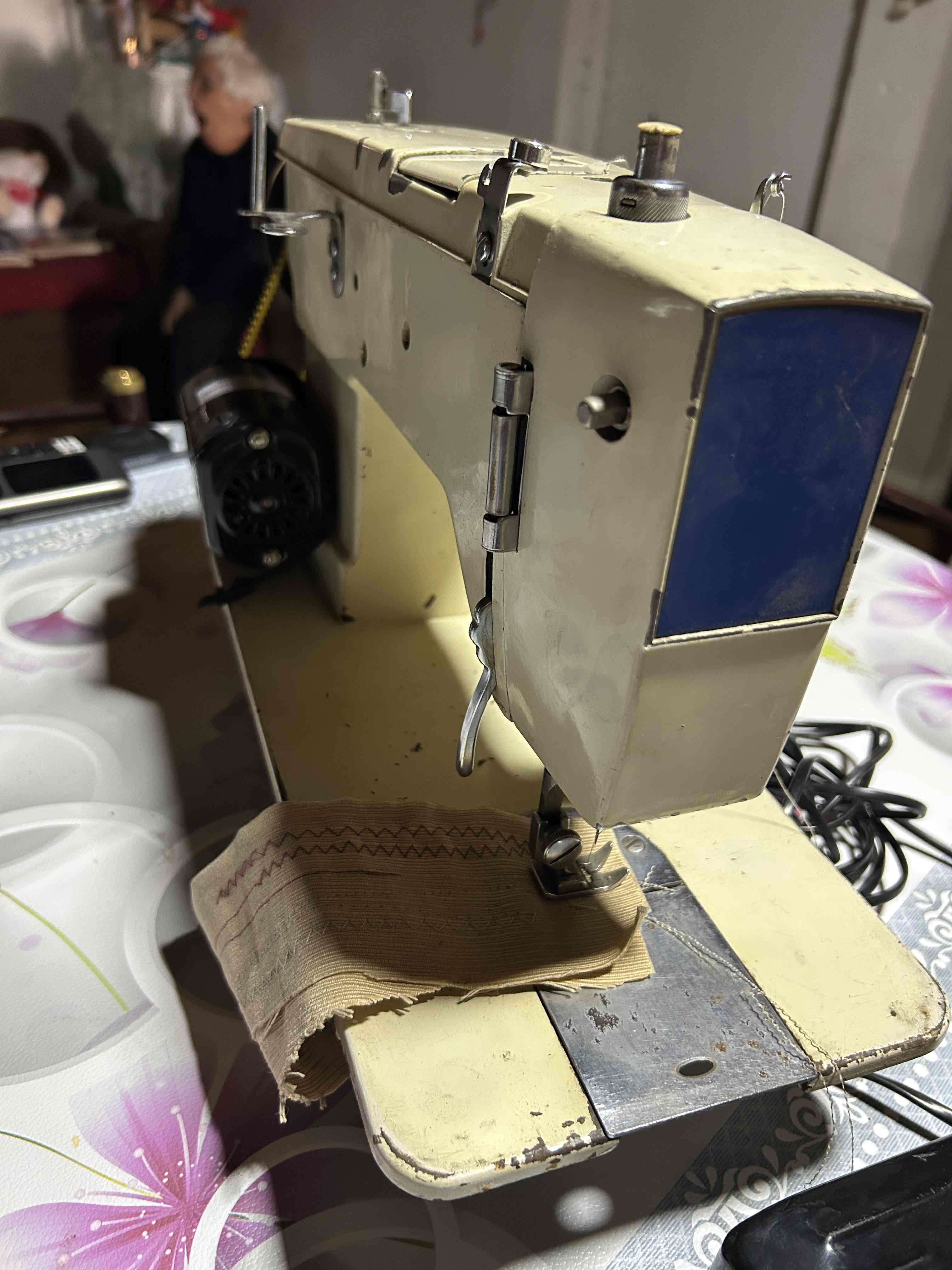 Máquina de coser vintage beige - miniatura 6