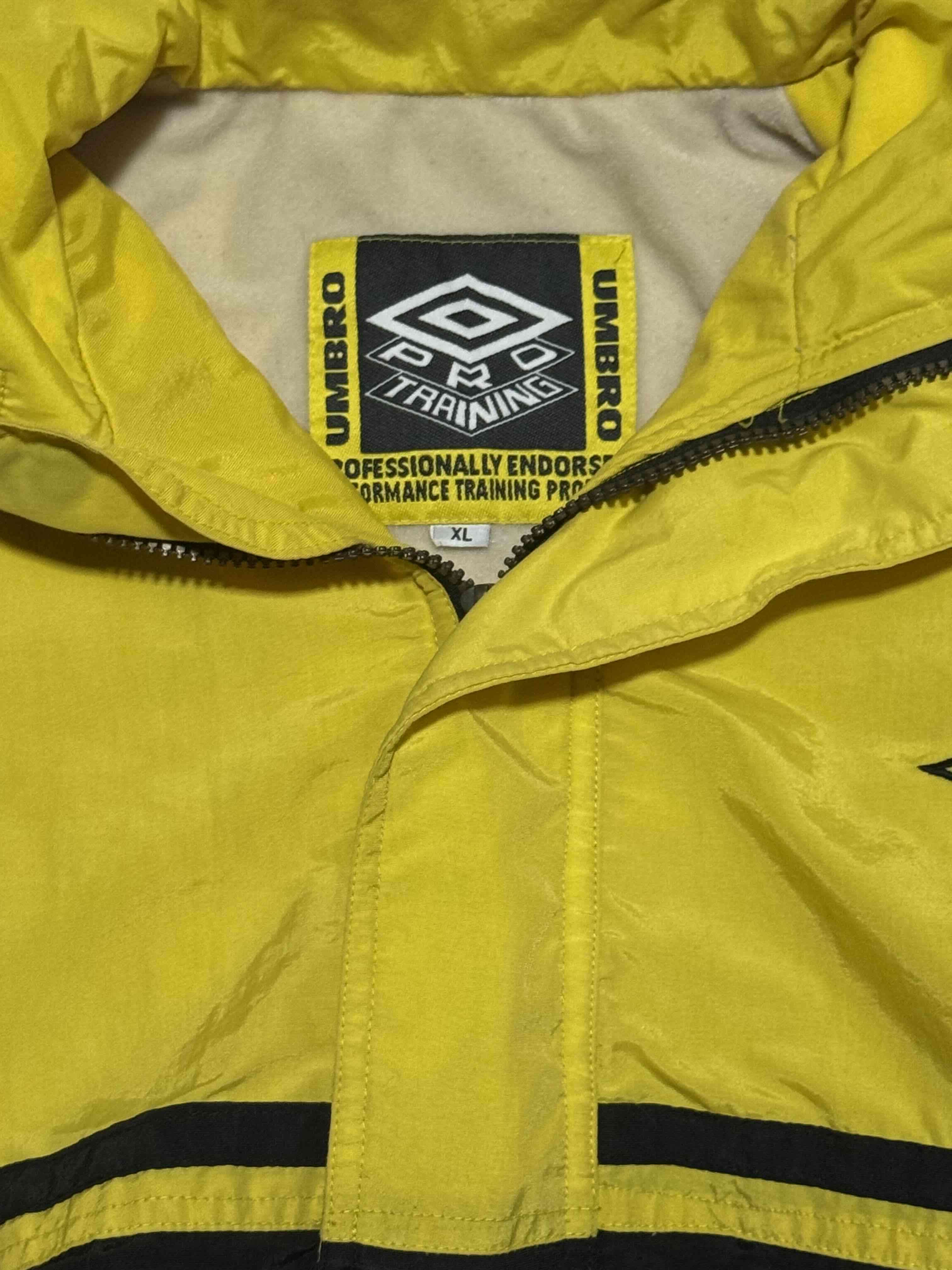 Chaqueta Umbro amarillo y negro talla S-M - miniatura 2