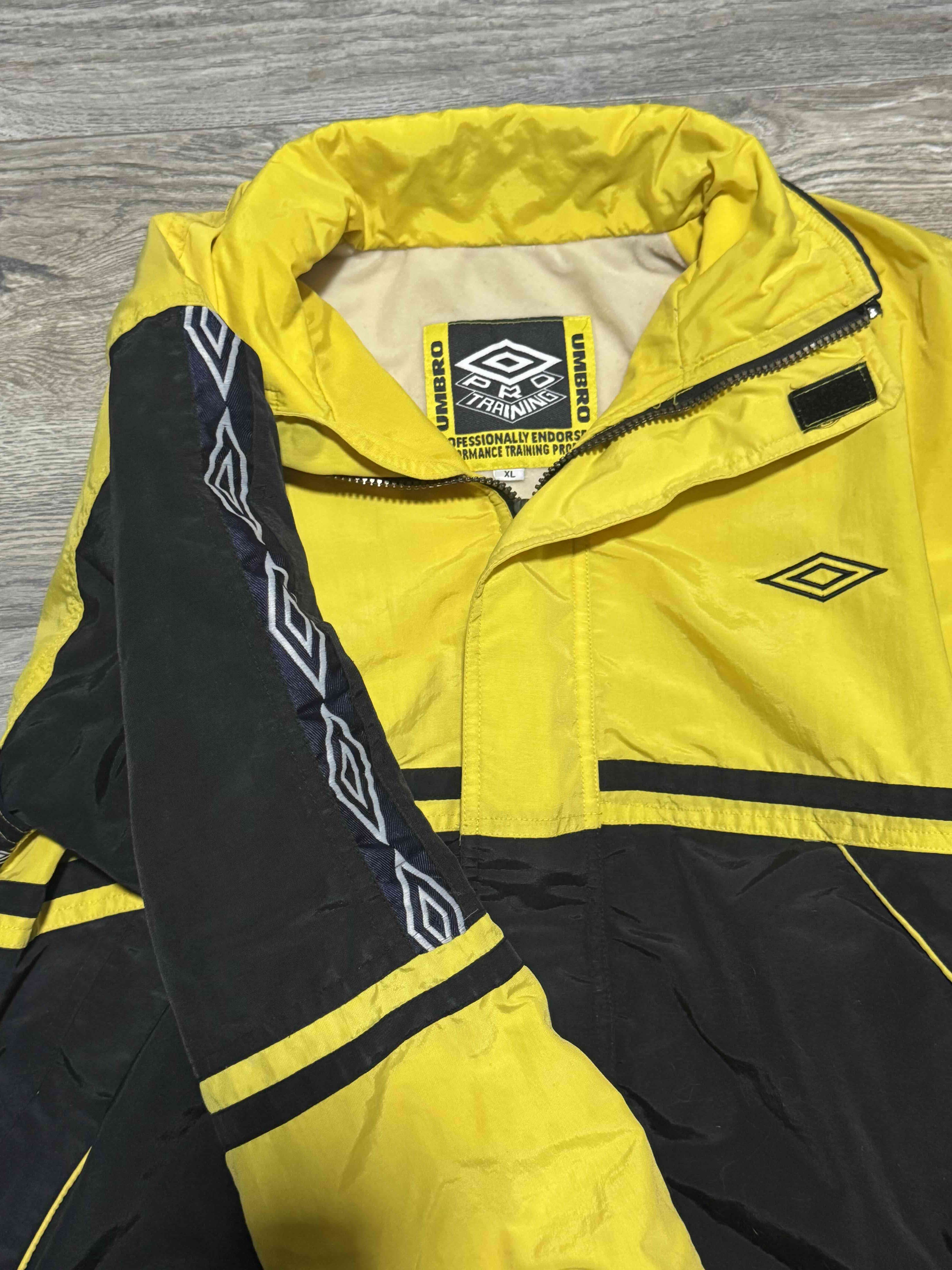 Chaqueta Umbro amarillo y negro talla S-M - miniatura 4