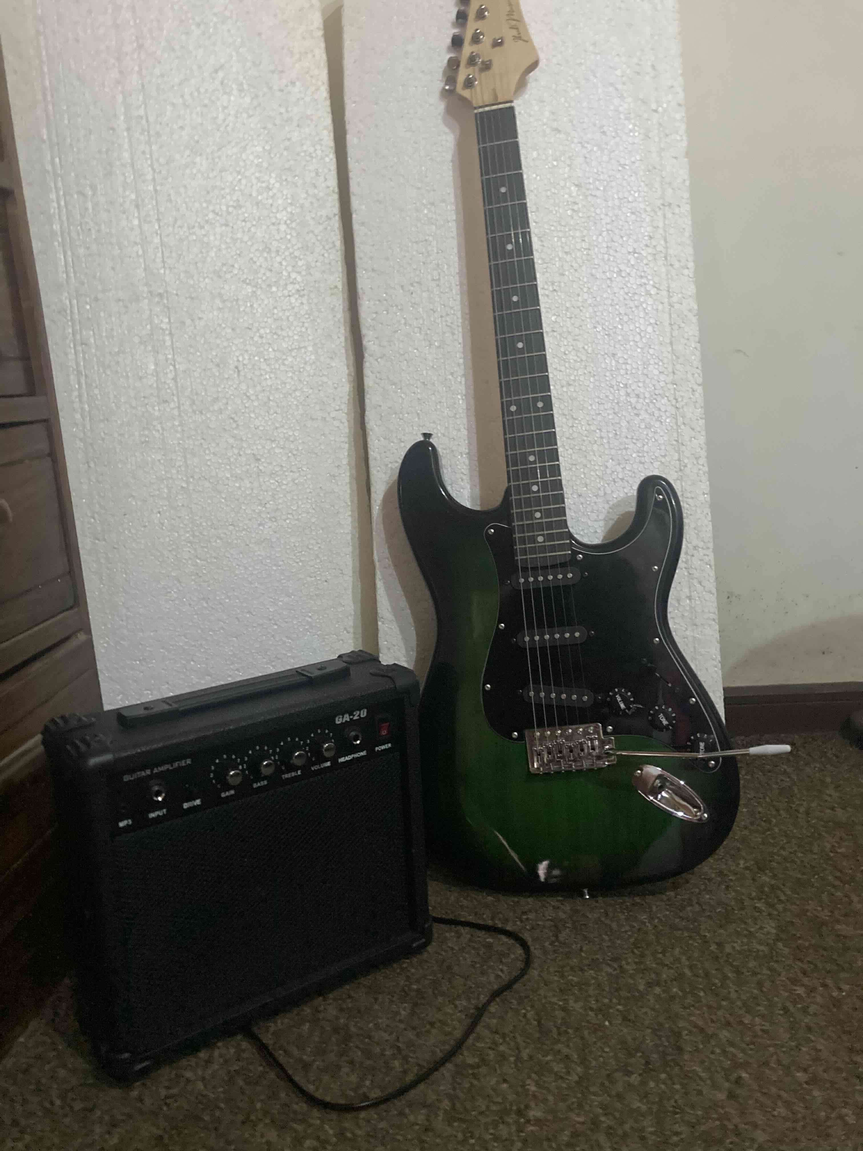 Guitarra eléctrica verde y negra - miniatura 2