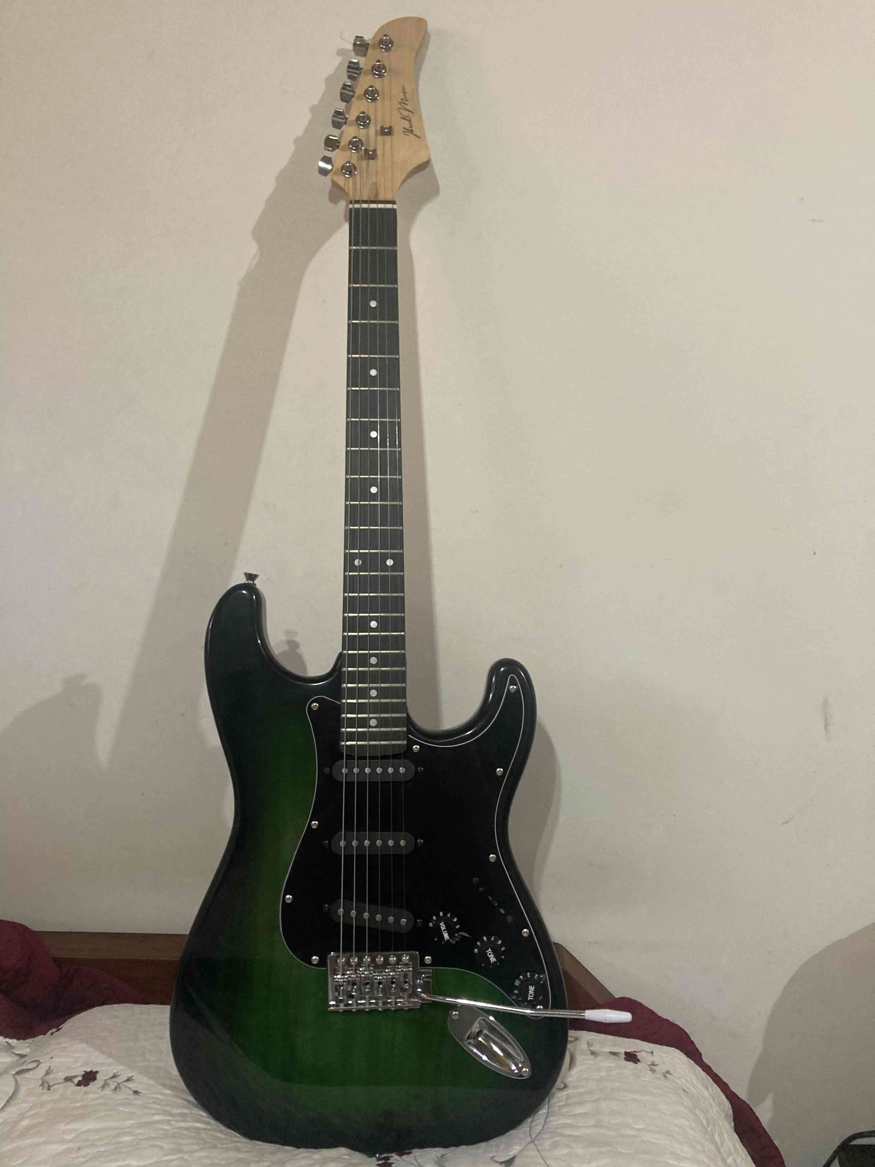 Guitarra eléctrica verde y negra - miniatura 3
