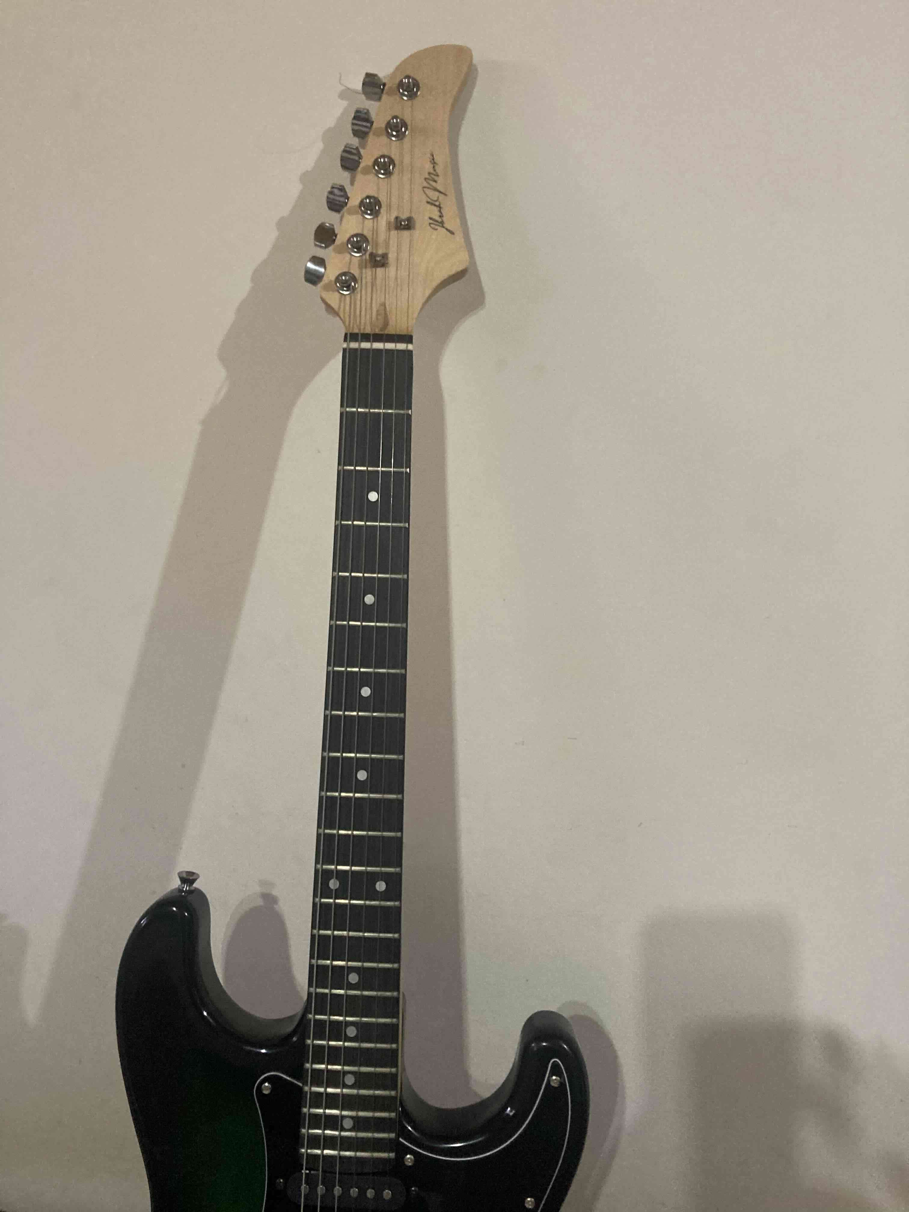 Guitarra eléctrica verde y negra - miniatura 5