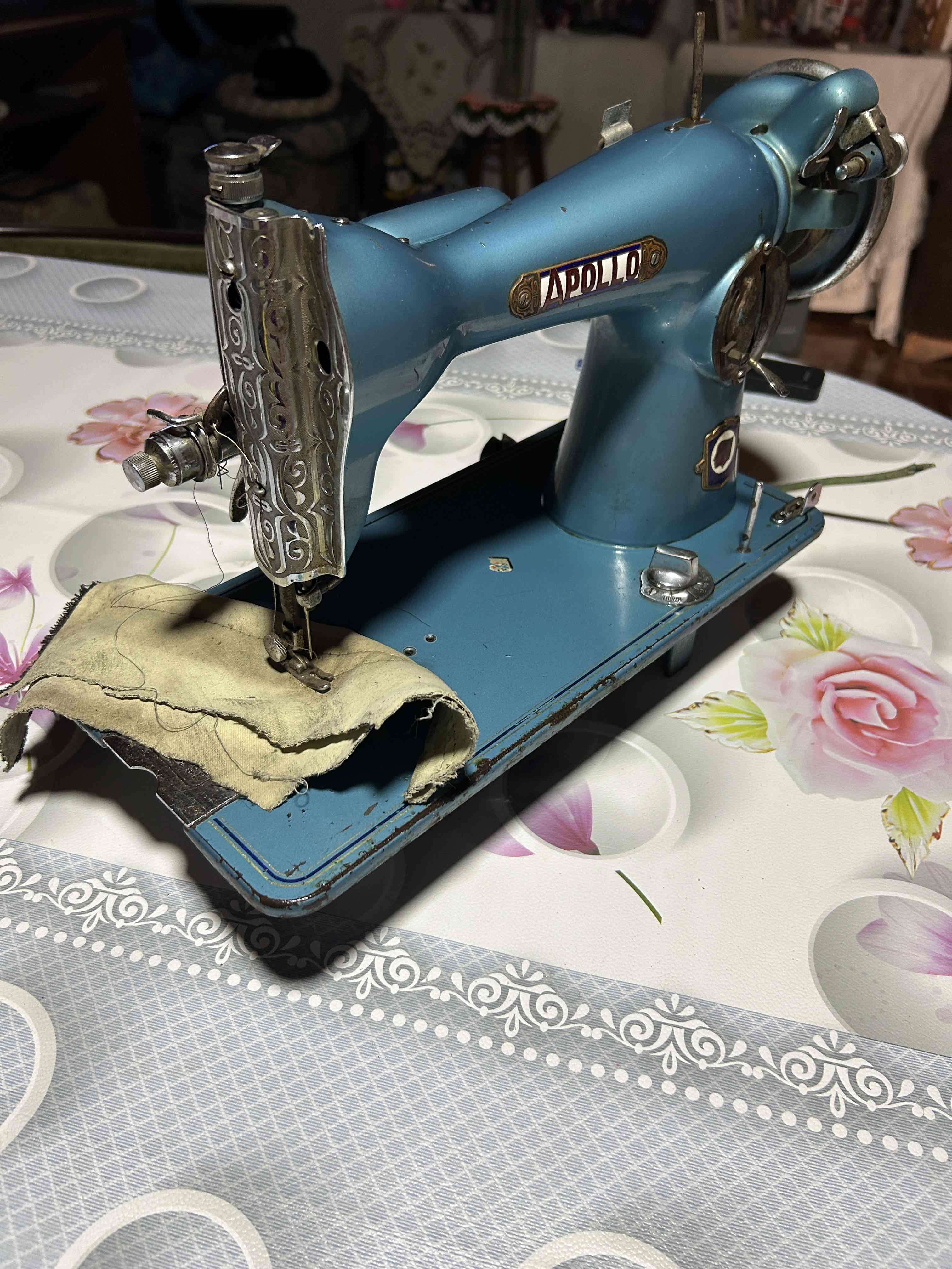 Máquina de coser antigua Apollo - miniatura 2