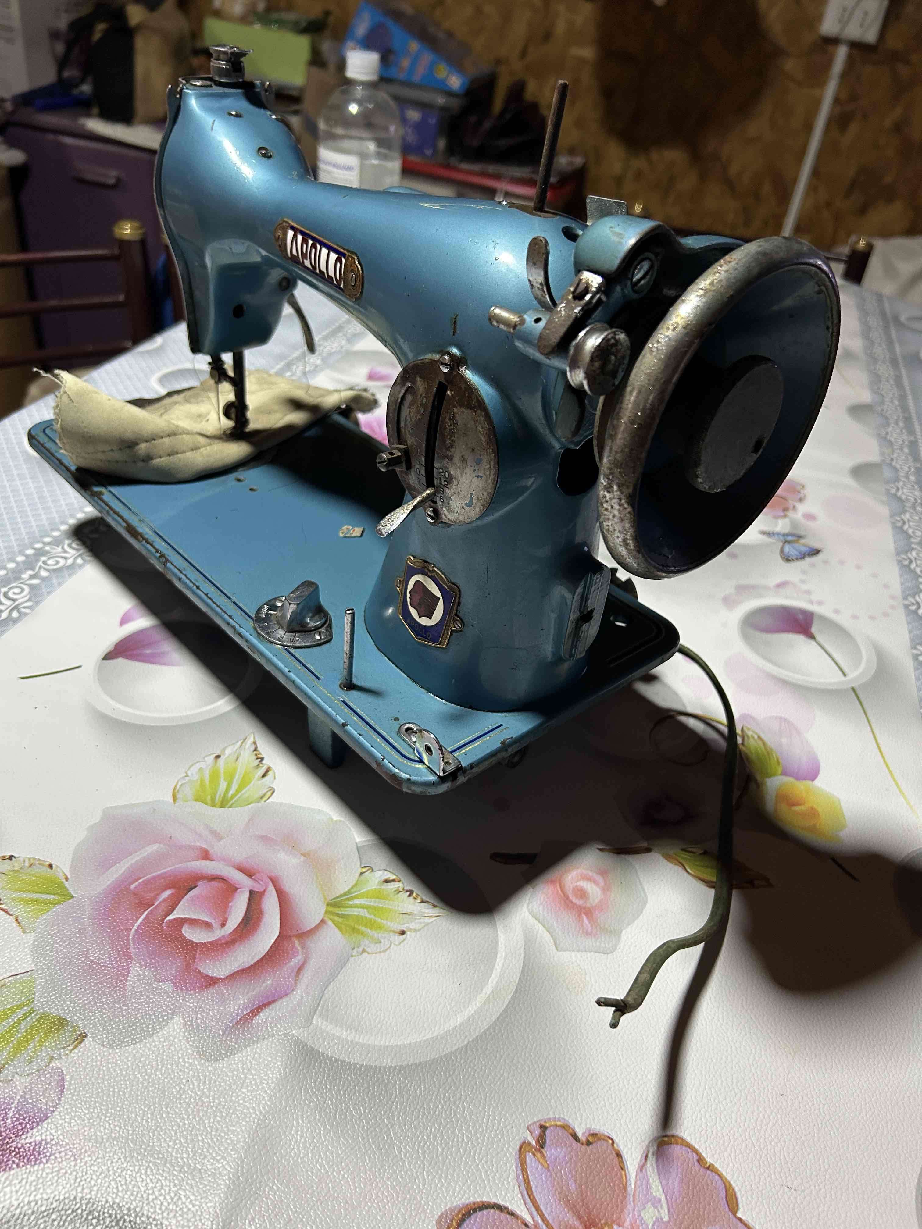 Máquina de coser antigua Apollo - miniatura 3