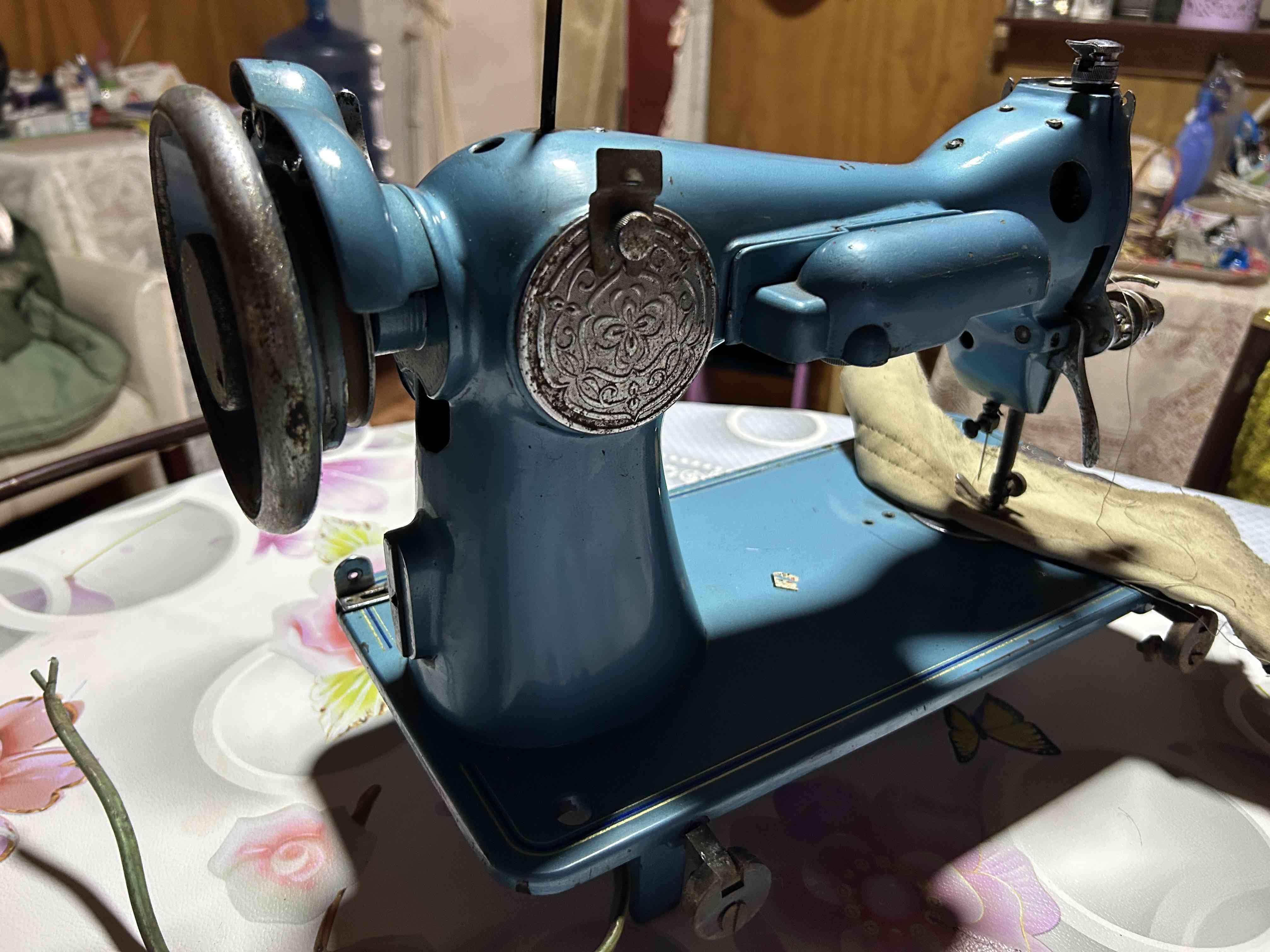 Máquina de coser antigua Apollo - miniatura 4