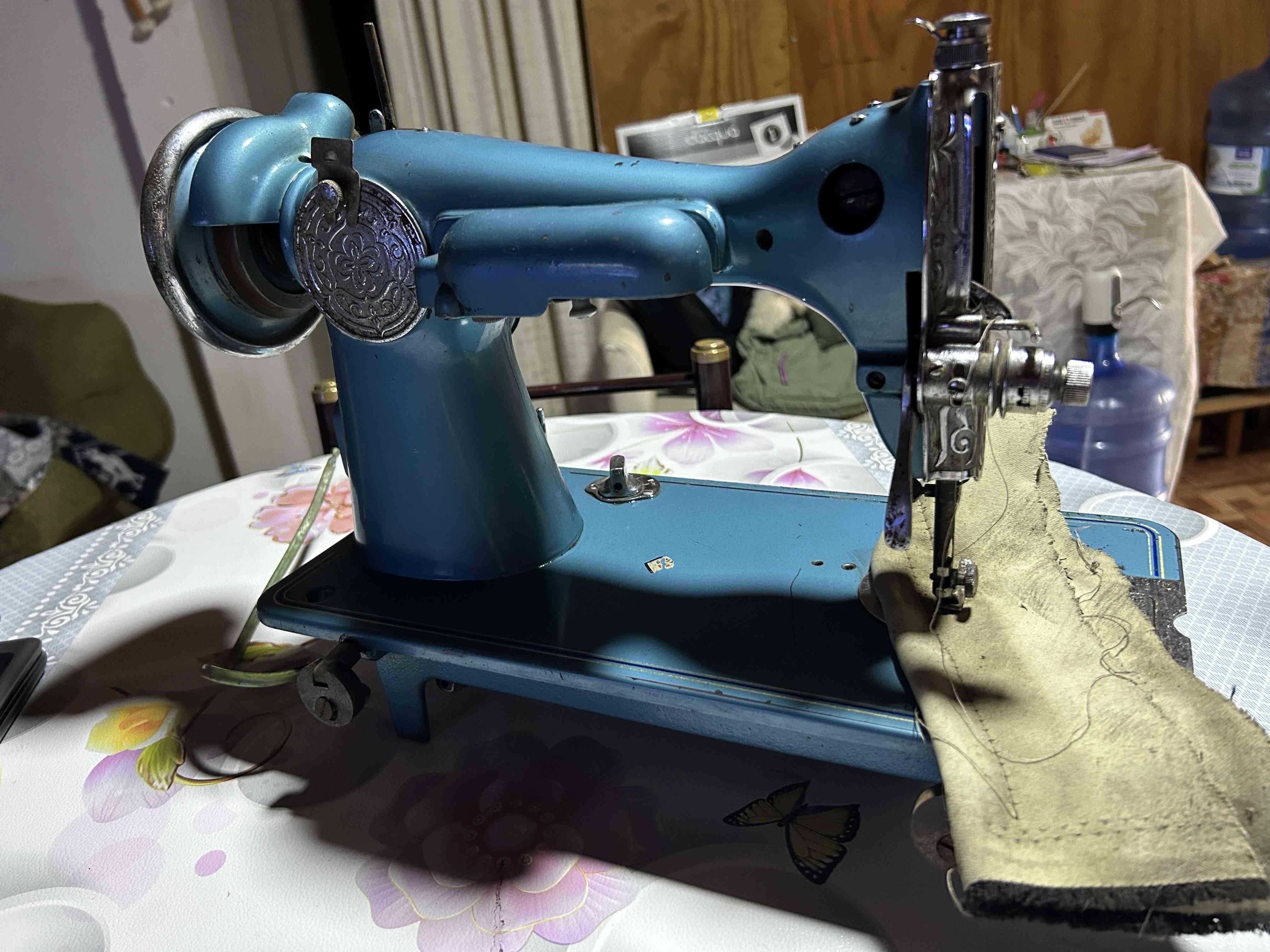 Máquina de coser antigua Apollo - miniatura 5