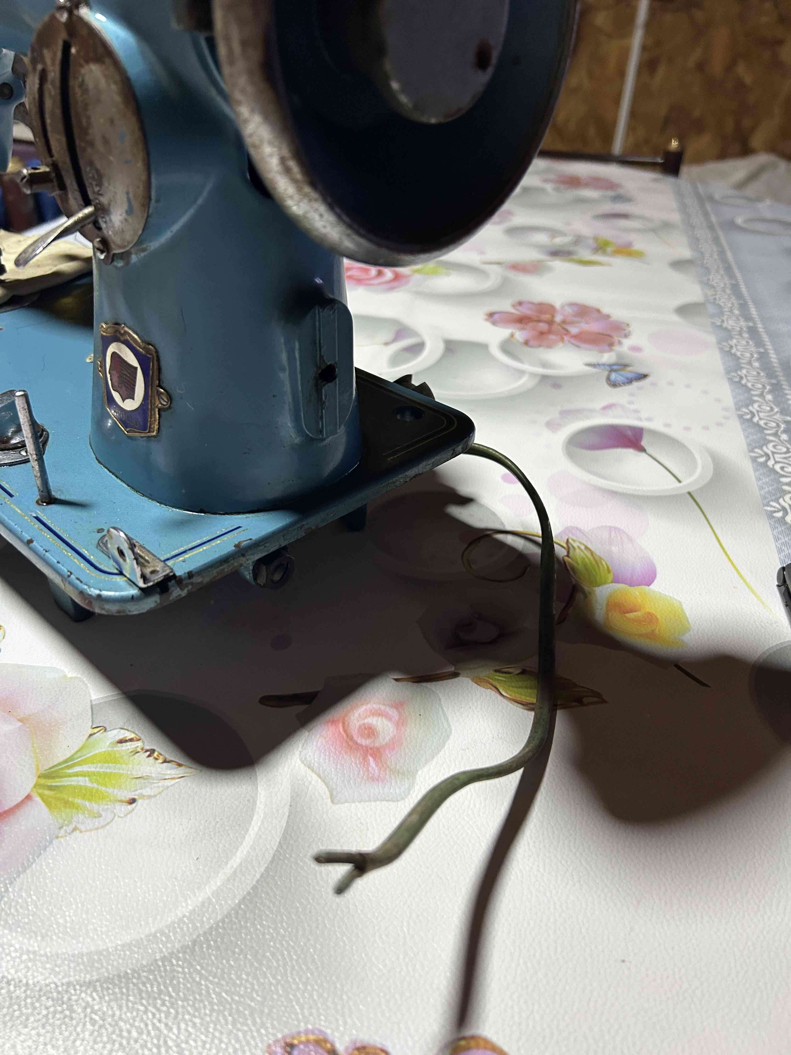 Máquina de coser antigua Apollo - miniatura 6