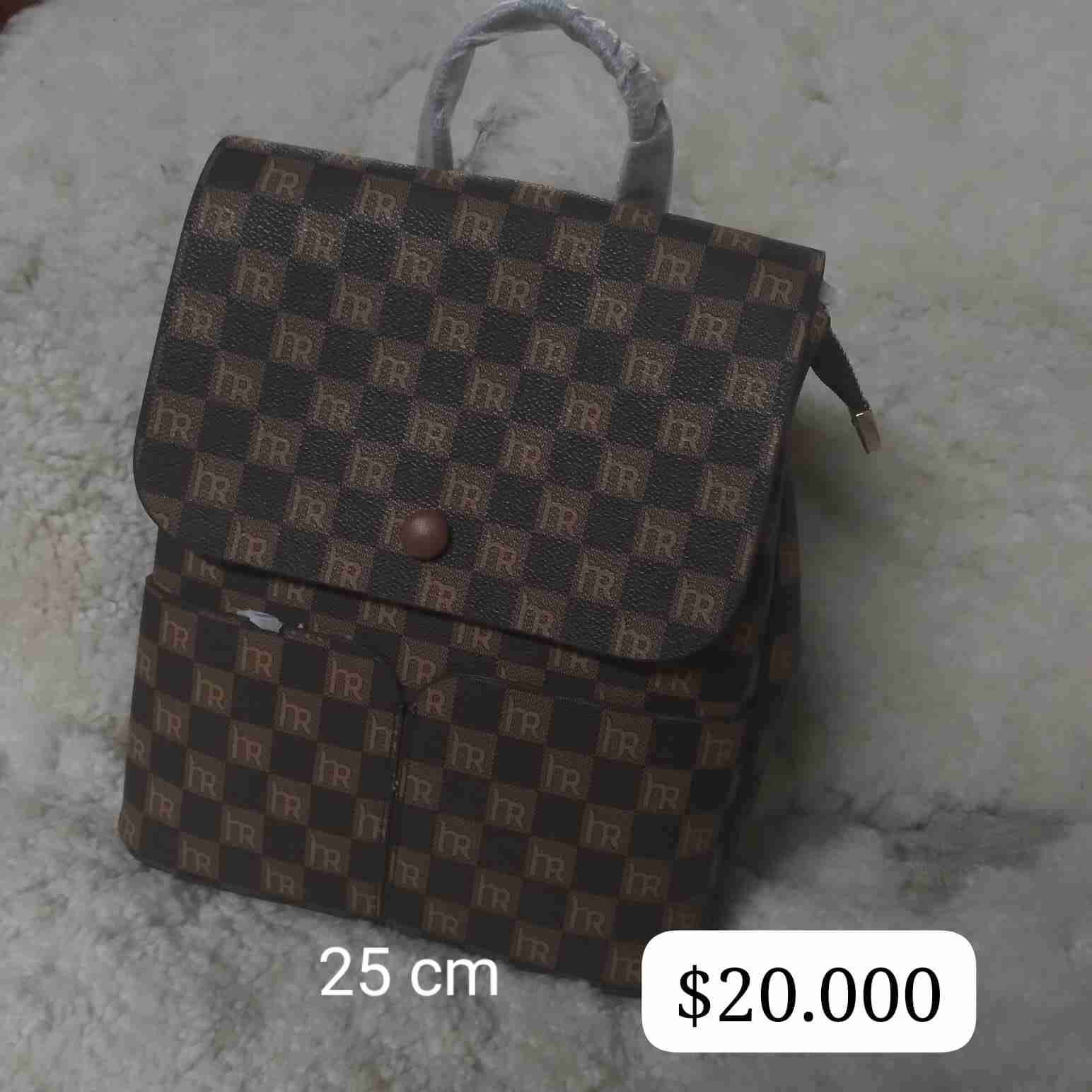 Mochila negra con diseño TM - miniatura 3