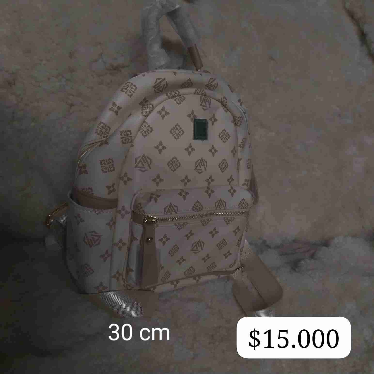 Mochila negra con diseño TM - miniatura 5