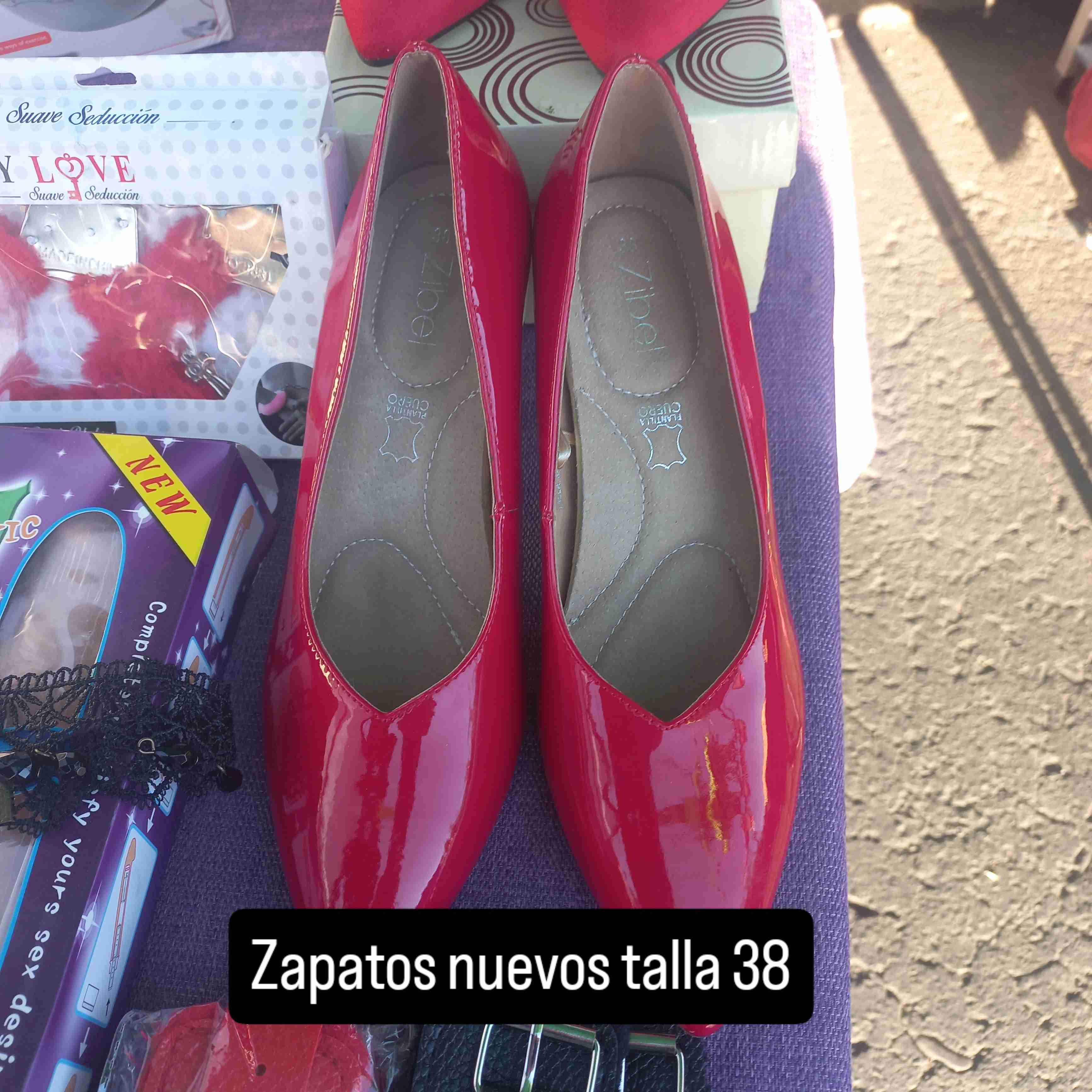 Zapatos rojos de gamuza talla 38 - miniatura 2