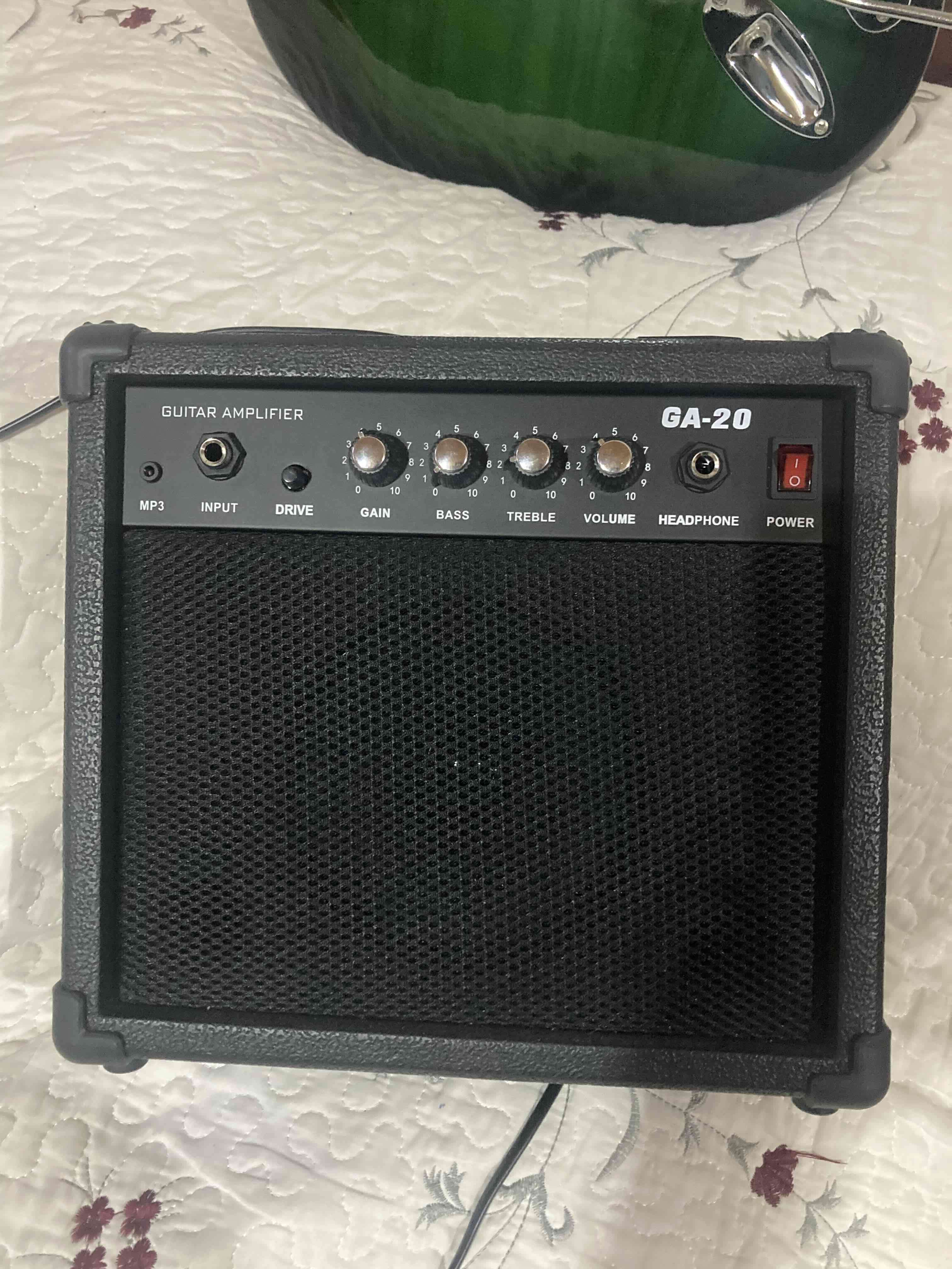 Guitarra eléctrica verde con amplificador - miniatura 2