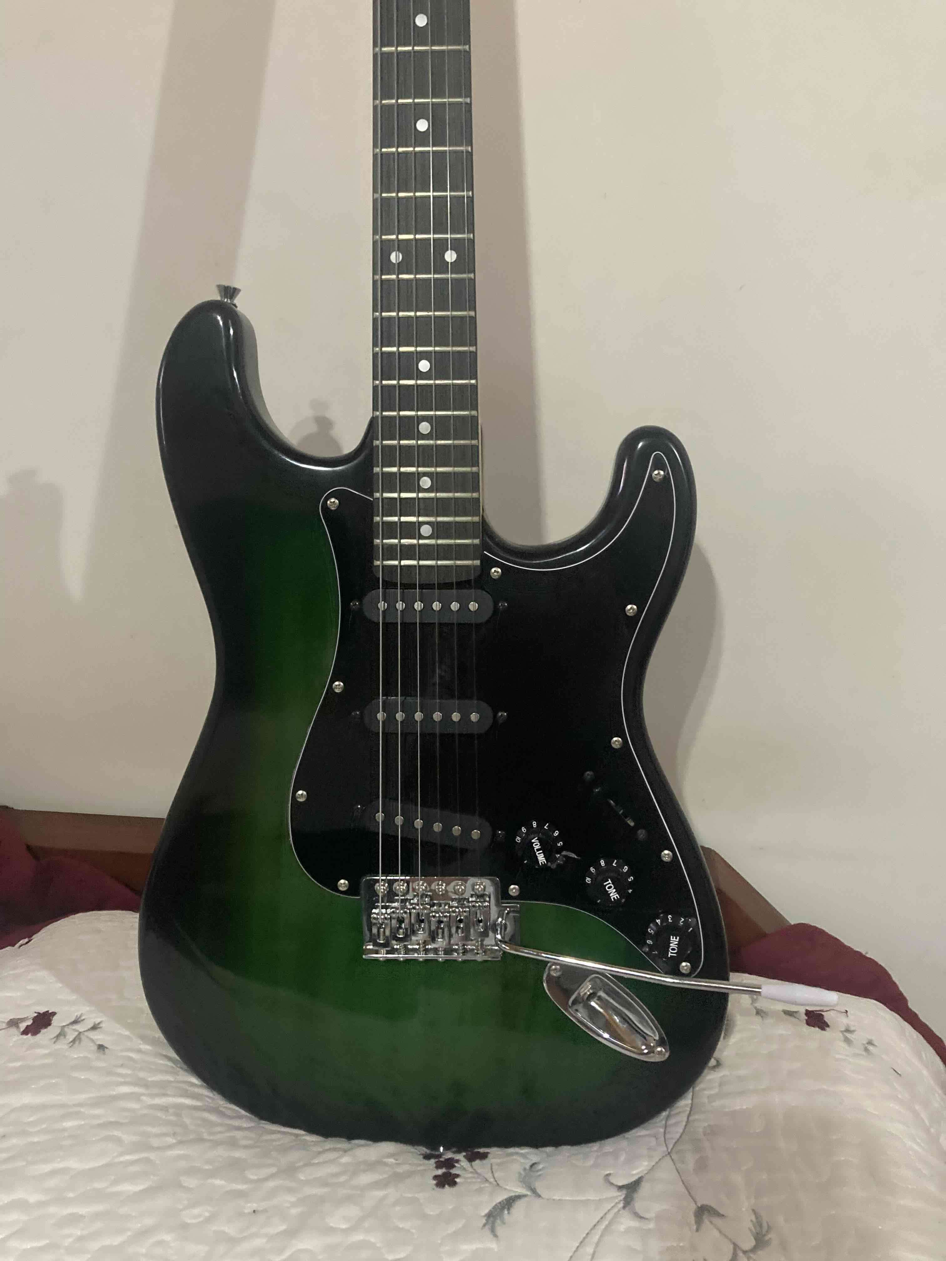 Guitarra eléctrica verde con amplificador - miniatura 4