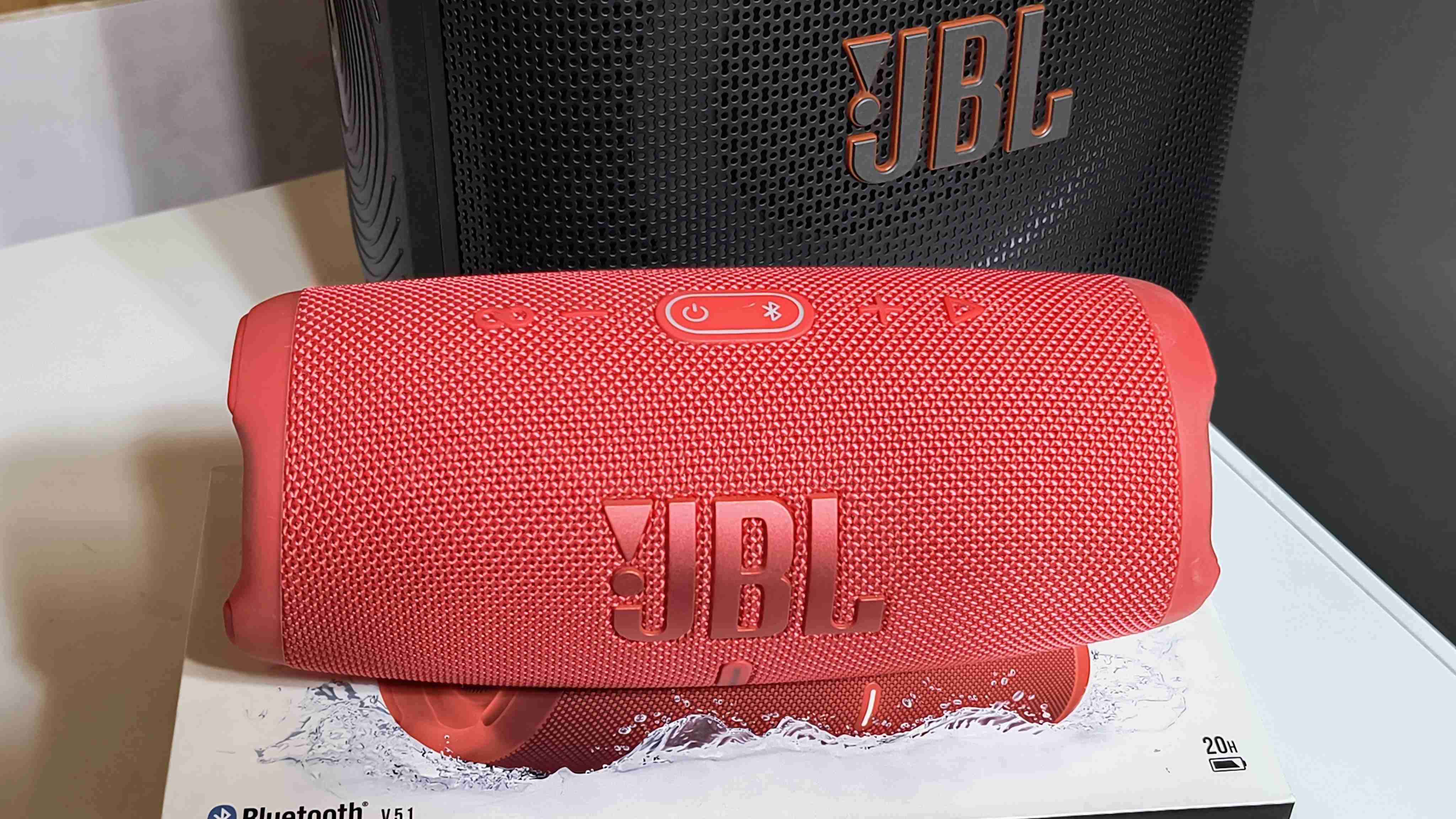 Parlante JBL Charge 5 rojo - miniatura 4