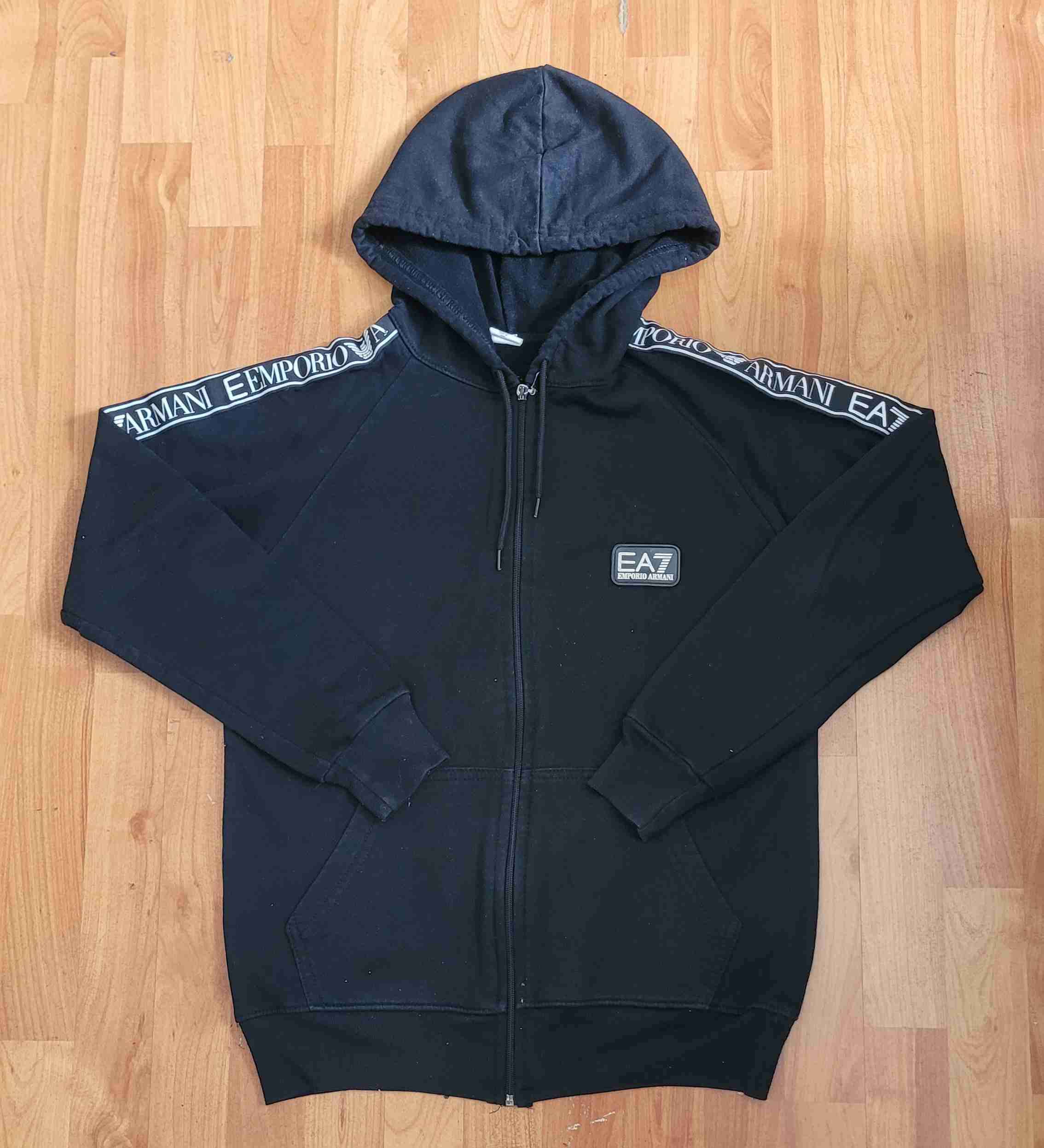 Polerón negro con capucha EA7