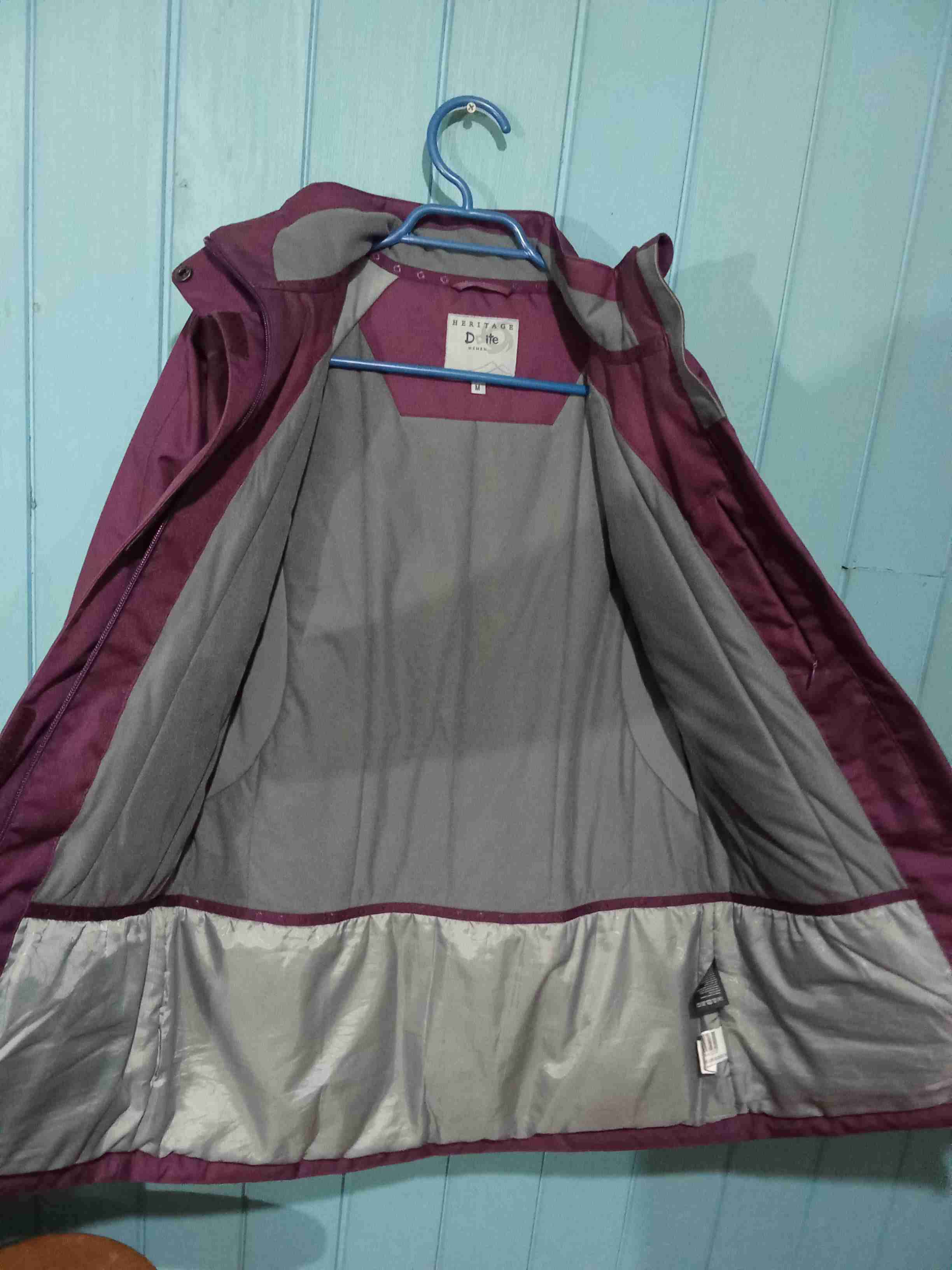 Chaqueta impermeable burdeos con capucha - miniatura 2