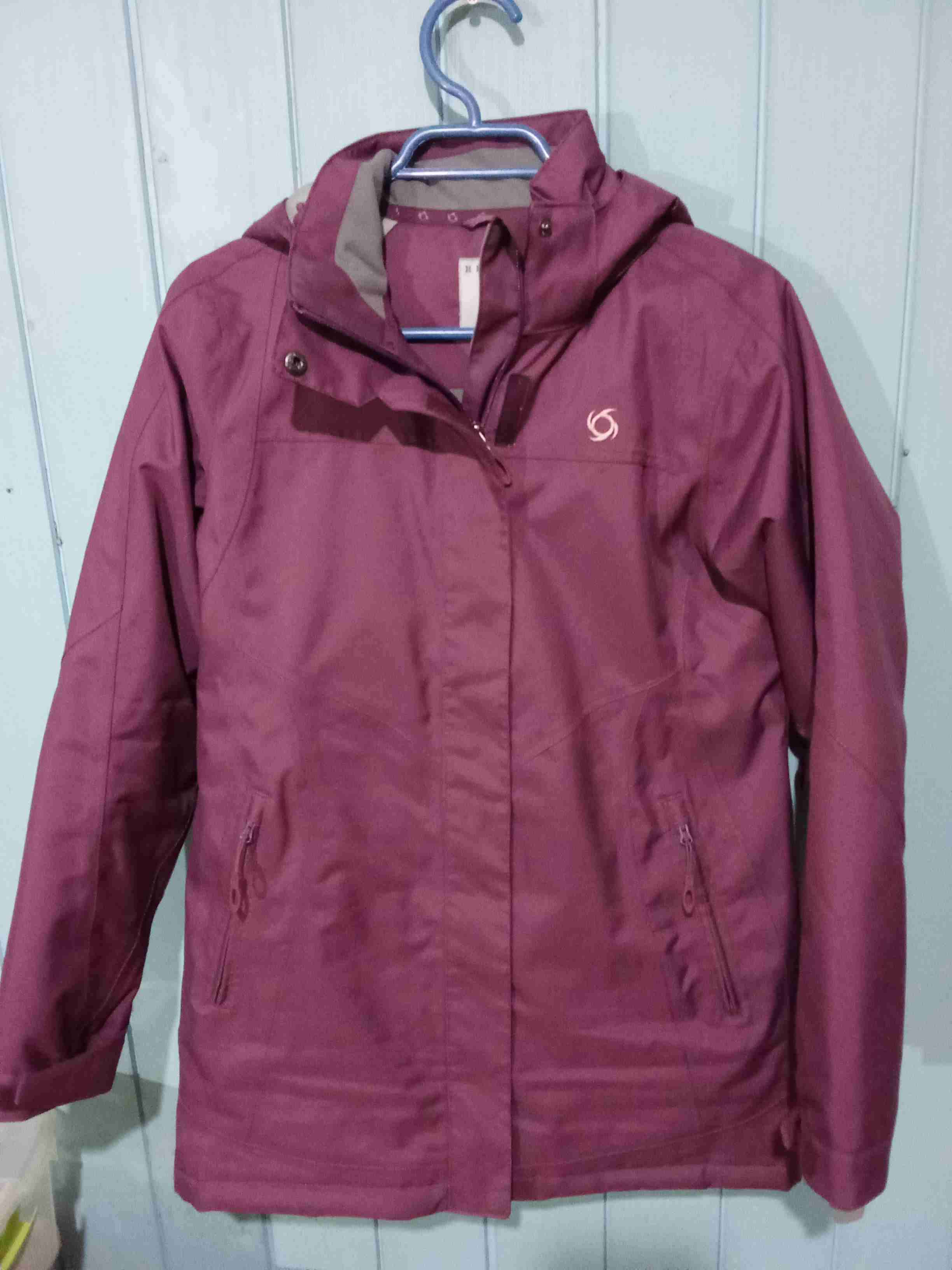 Chaqueta impermeable burdeos con capucha - miniatura 4