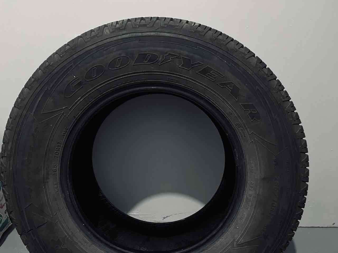 Neumático Goodyear usado - miniatura 1