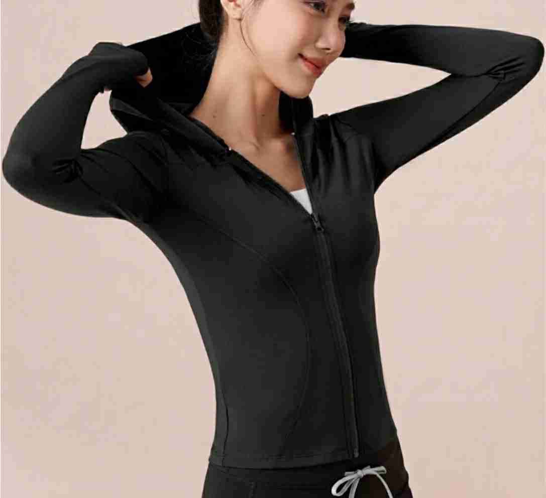 Chaqueta deportiva negra con capucha - miniatura 2