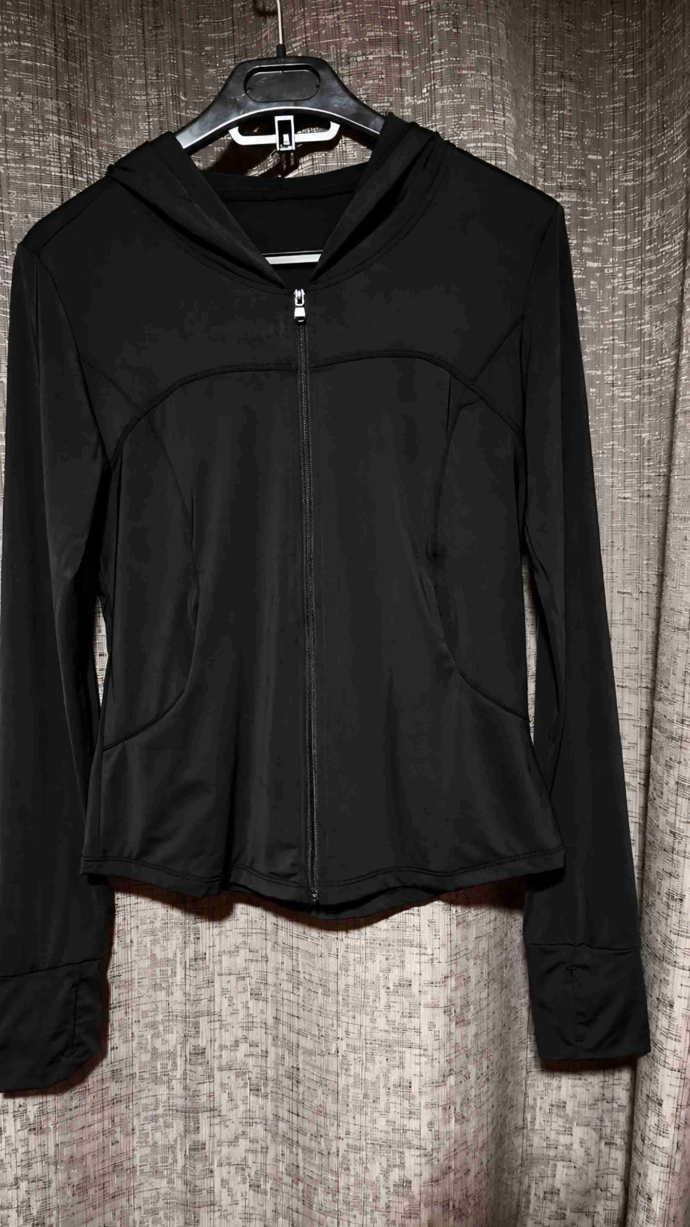 Chaqueta deportiva negra con capucha - miniatura 4