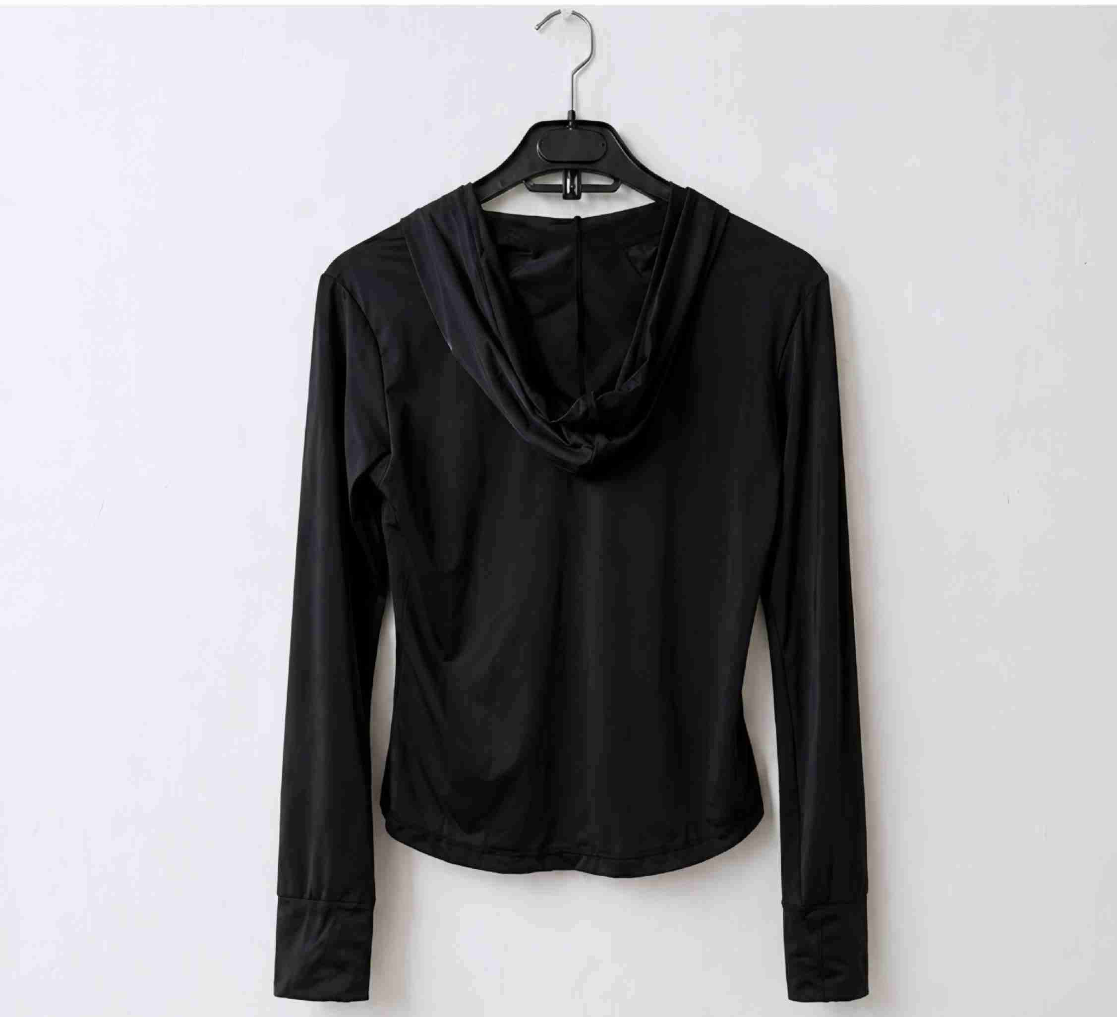 Chaqueta deportiva negra con capucha - miniatura 5