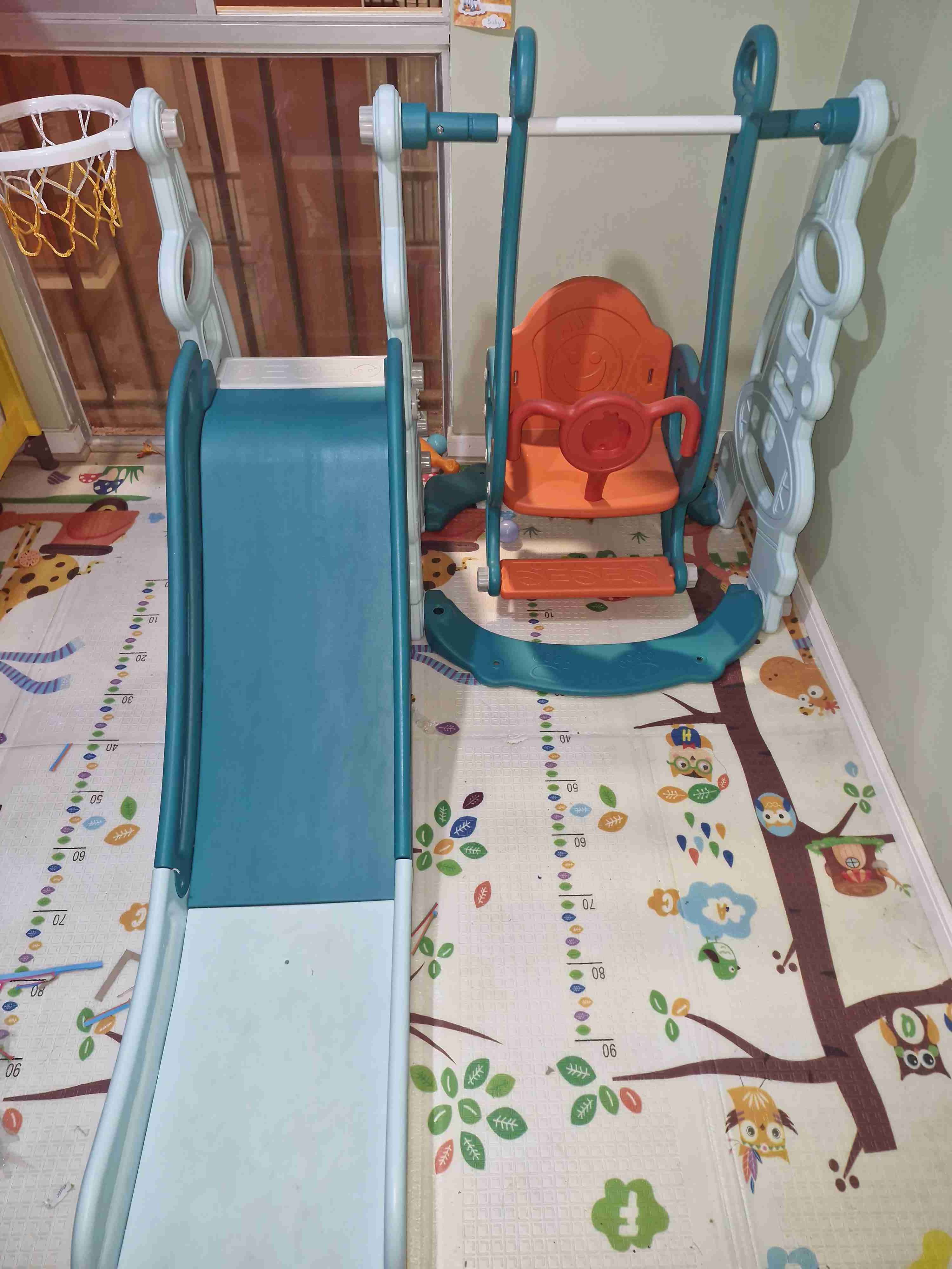 Juego infantil con resbalín y columpio - miniatura 1