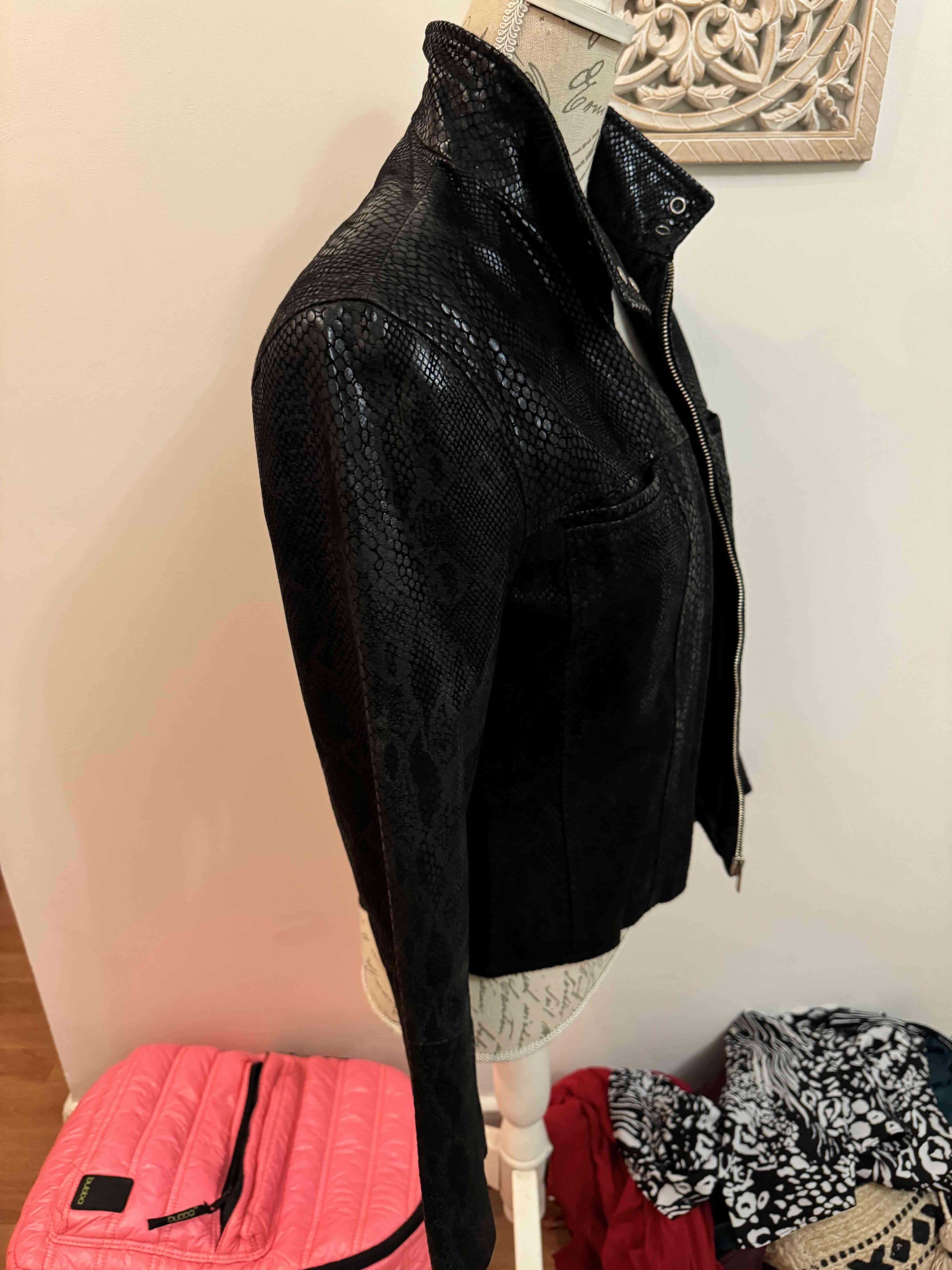 Chaqueta negra de cuero talla s - miniatura 2