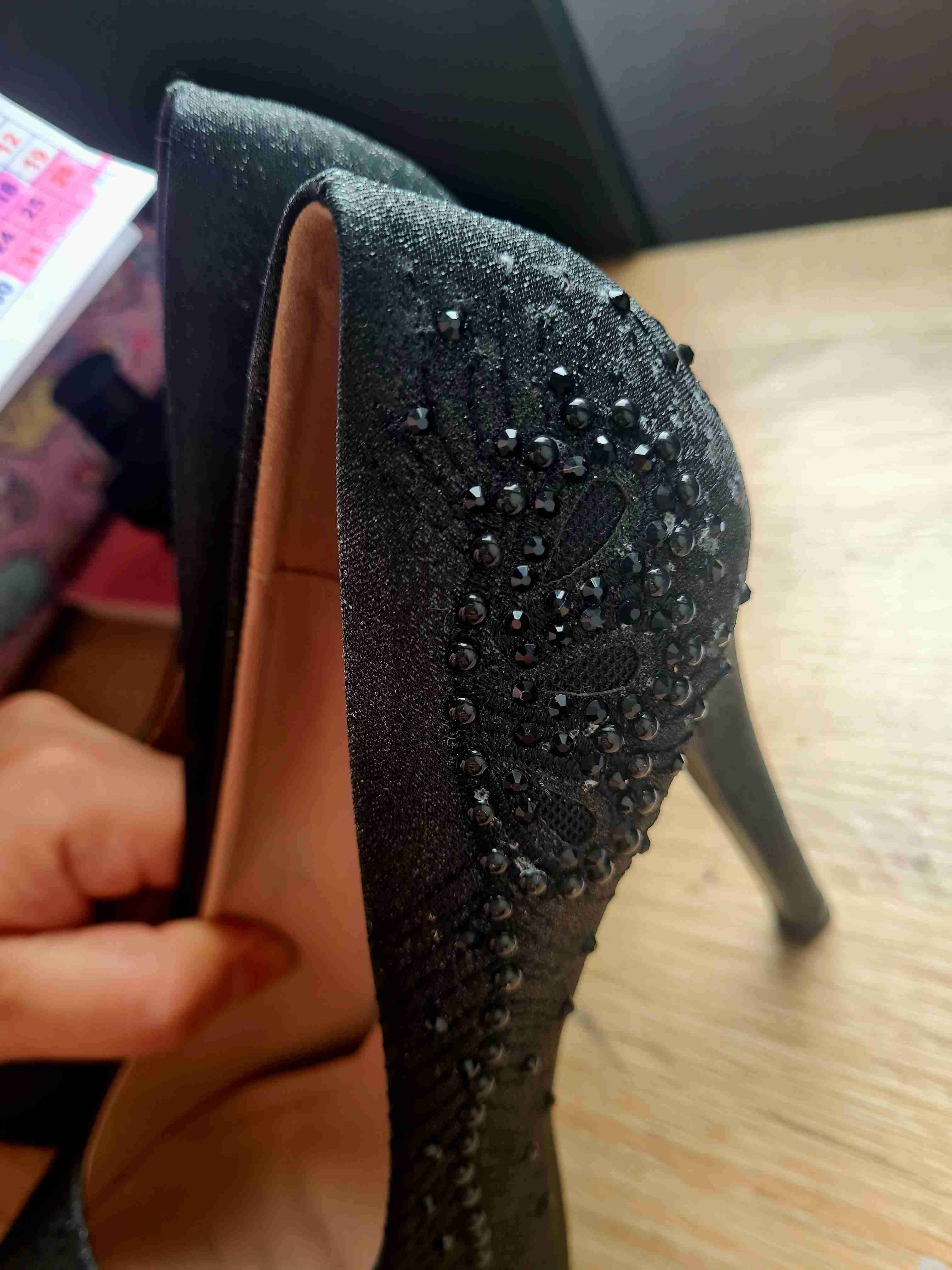 Tacones negros con pedrería - miniatura 4